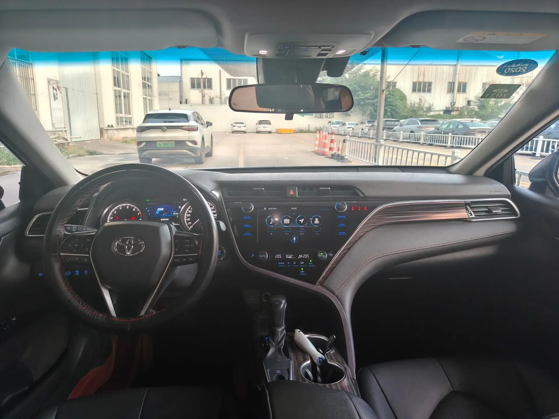 2019 TOYOTA CAMRY thumbnail 3