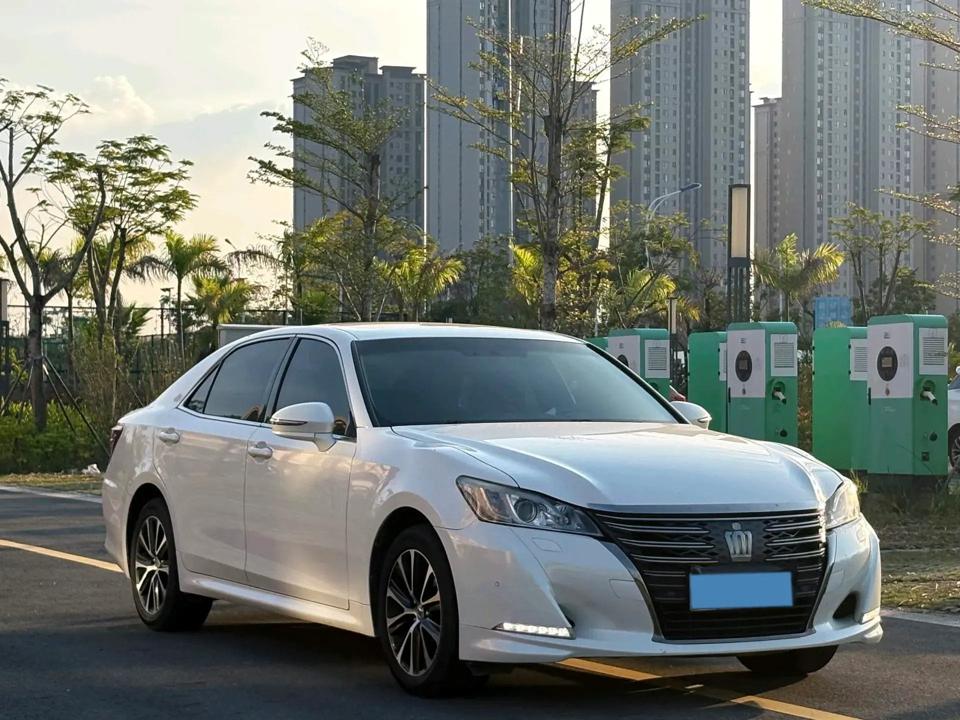 2018 TOYOTA CROWN thumbnail 3