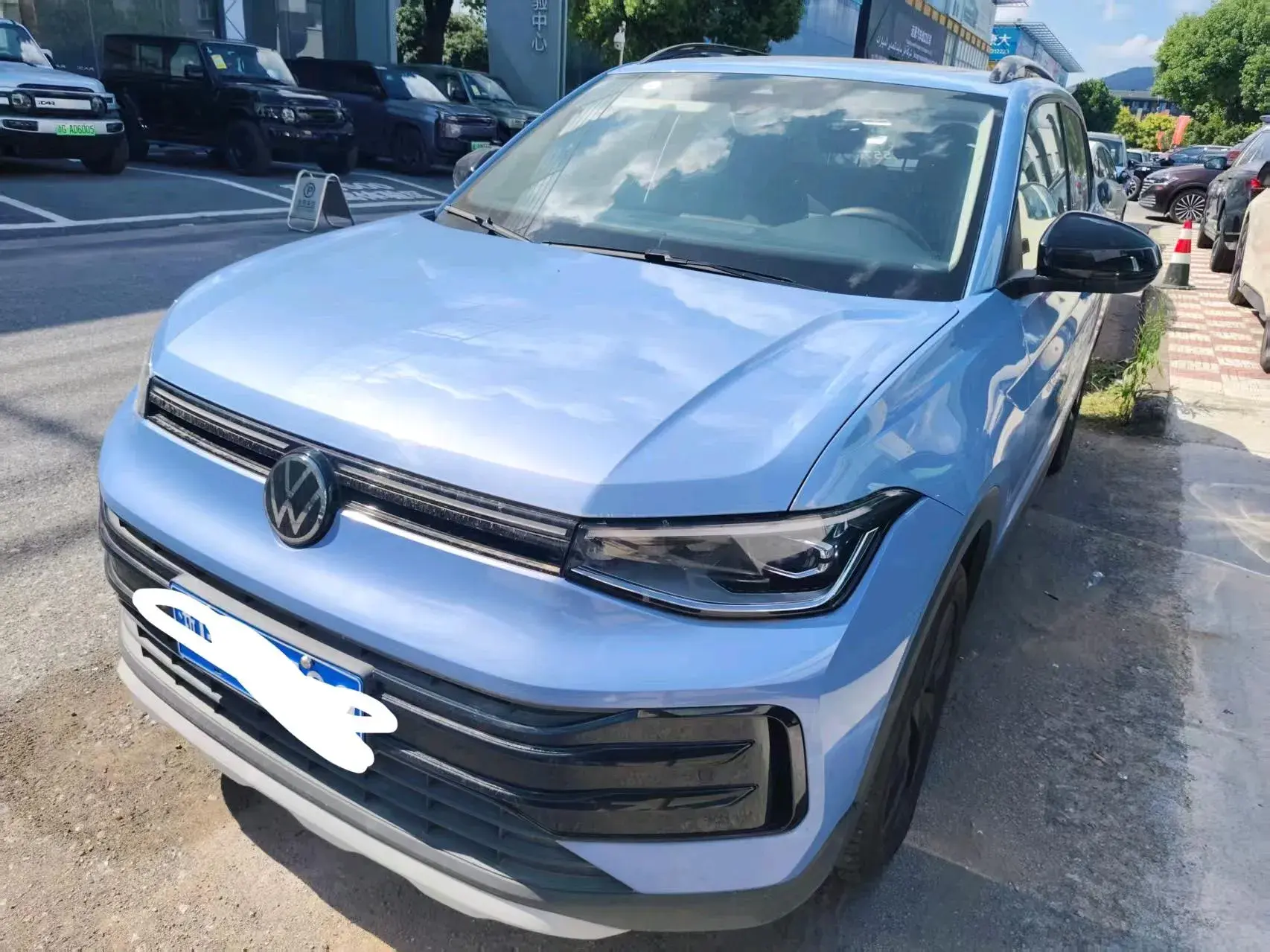 2025 VOLKSWAGEN THARU view 1