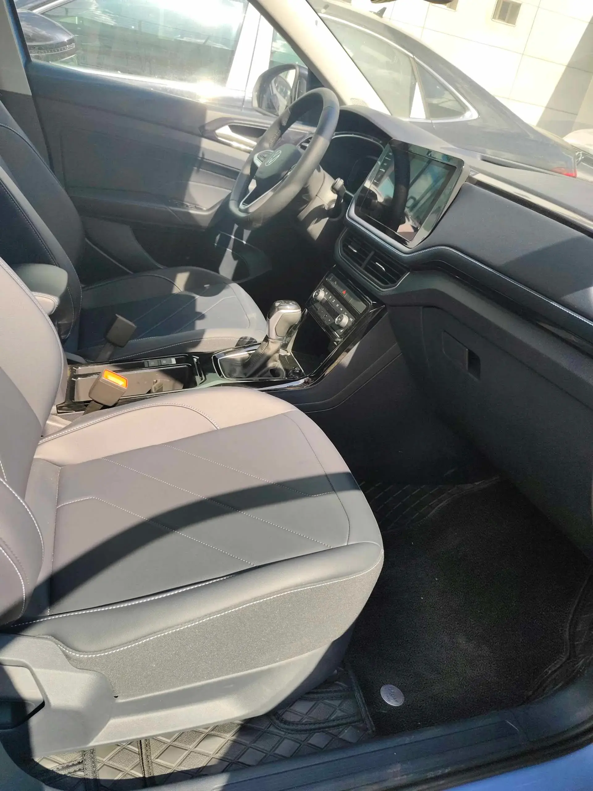 2025 VOLKSWAGEN THARU thumbnail 3