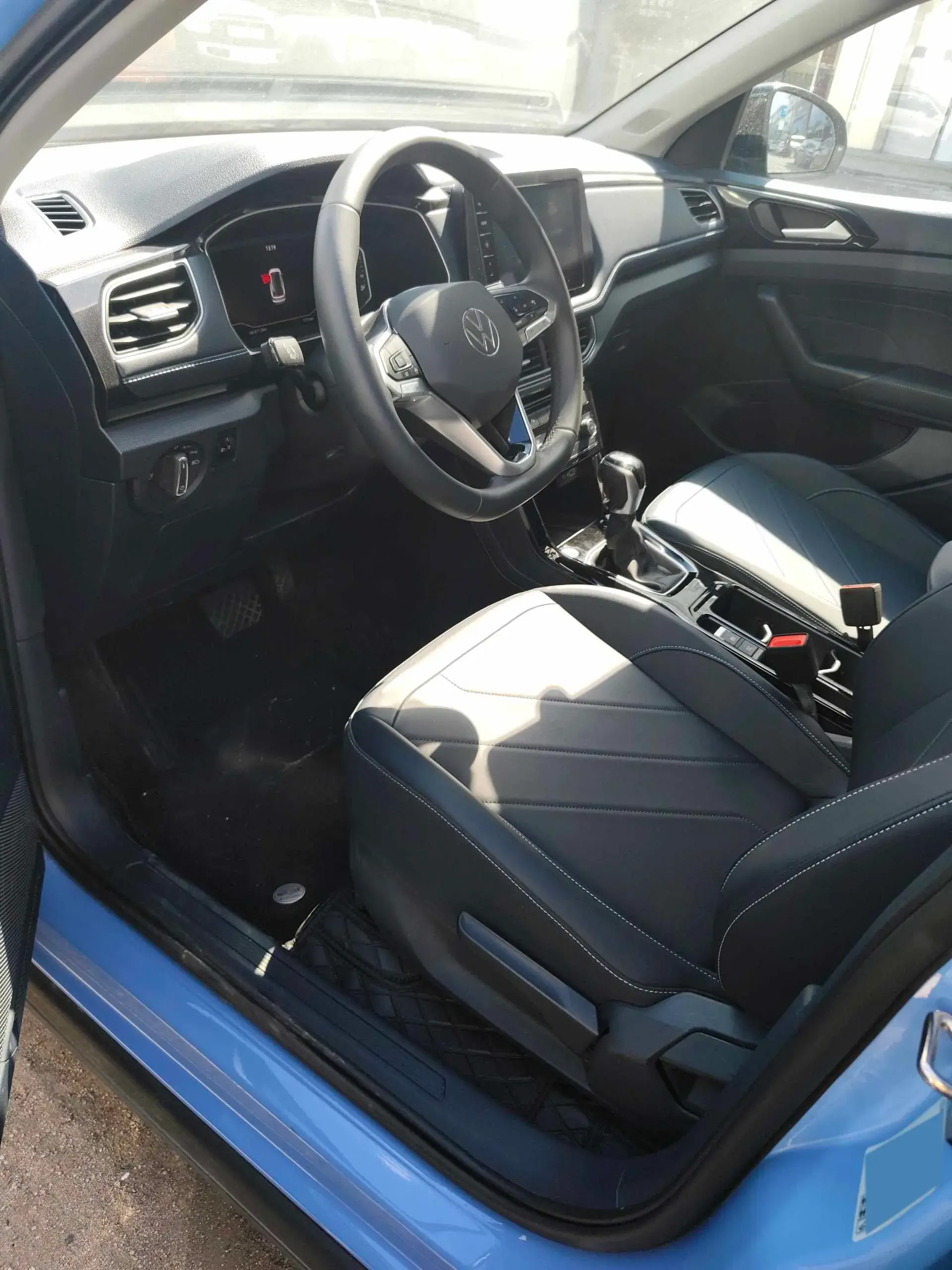 2025 VOLKSWAGEN THARU thumbnail 2