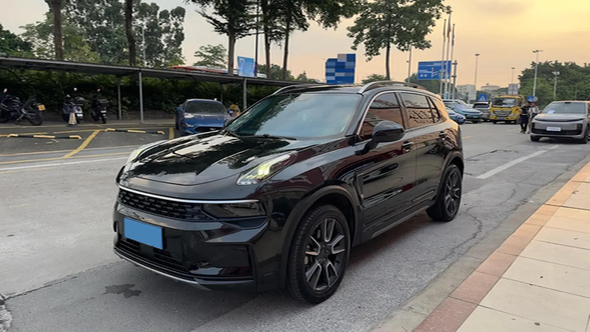 2021 LYNK&CO 01 view 1