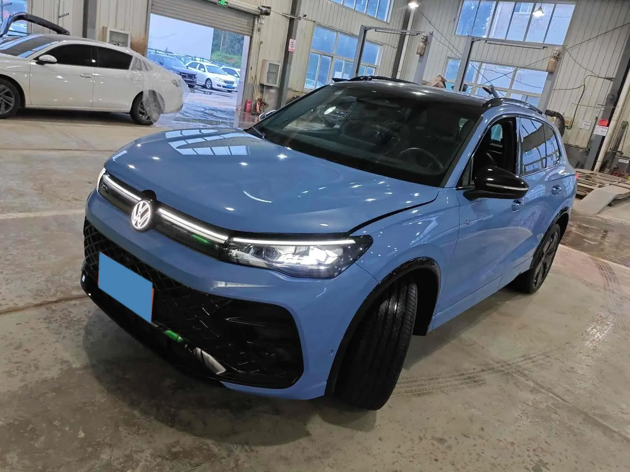 2024 VOLKSWAGEN TIGUAN view 1