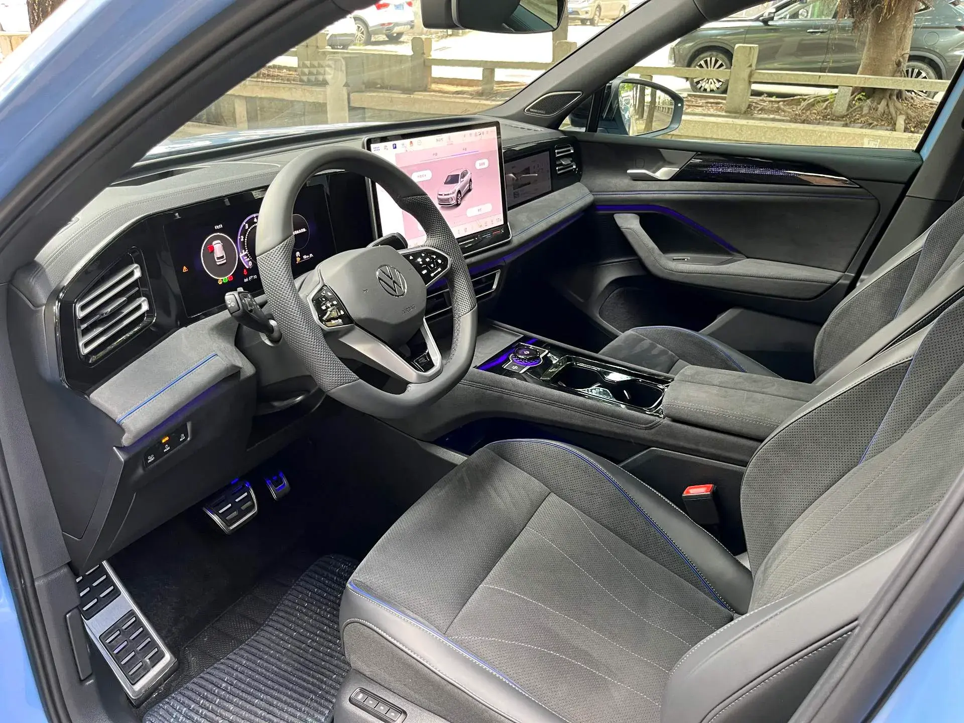 2024 VOLKSWAGEN TIGUAN thumbnail 3