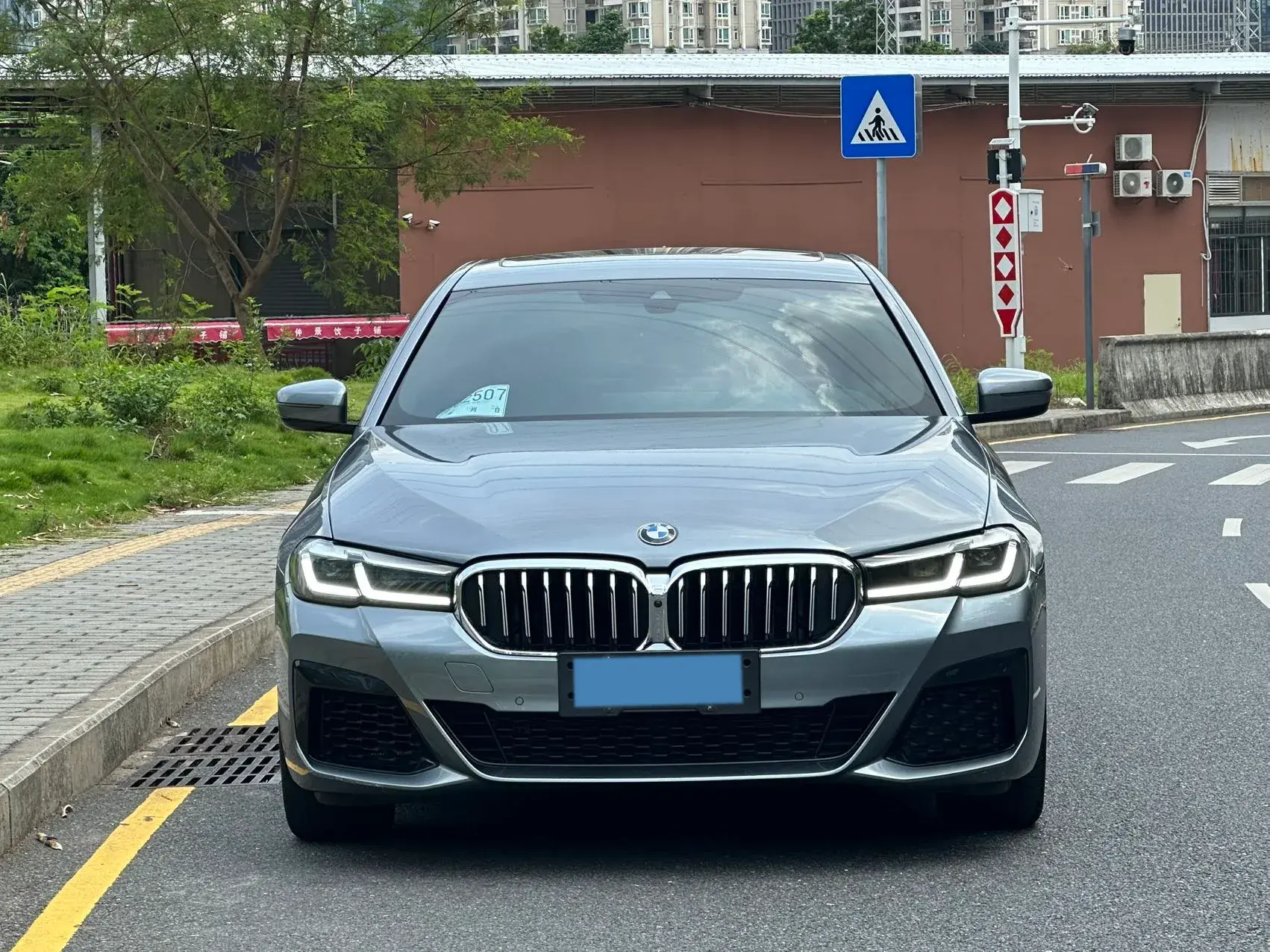 2022 BMW 5 thumbnail 2