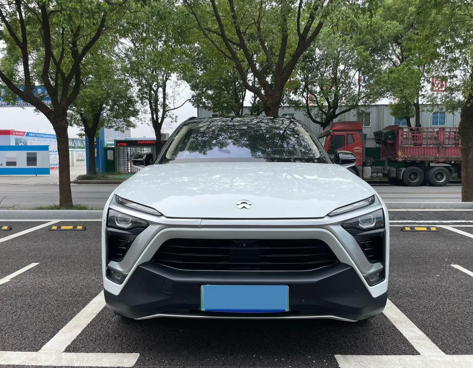 2018 NIO ES8 thumbnail 2