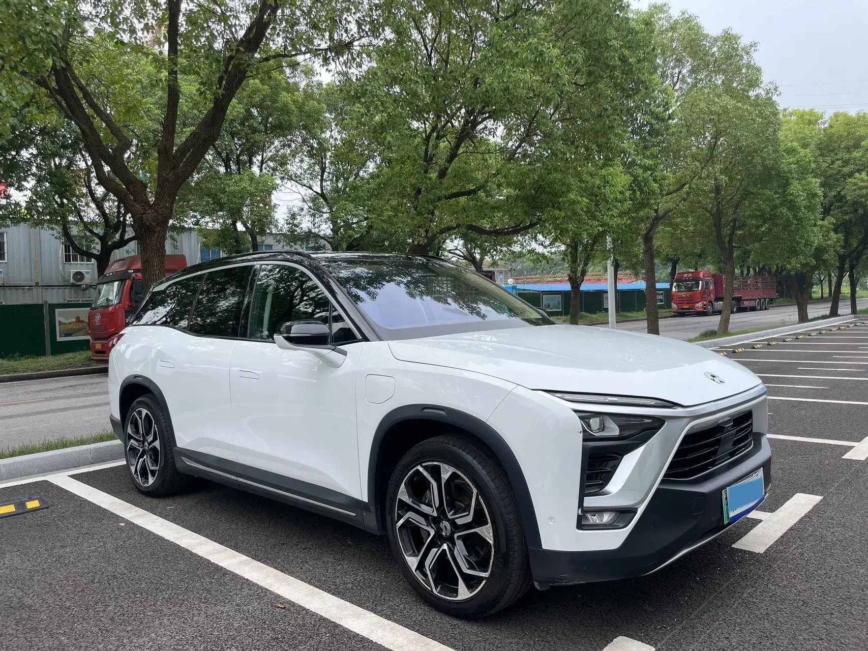 2018 NIO ES8 thumbnail 3