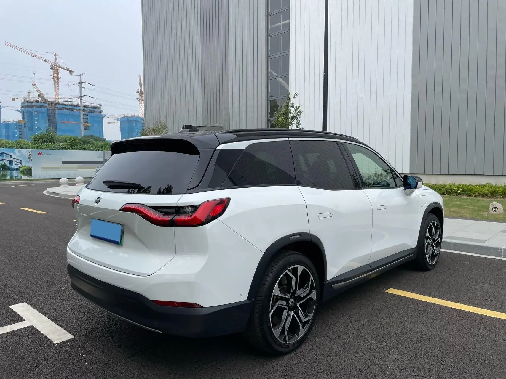 2018 NIO ES8 thumbnail 4