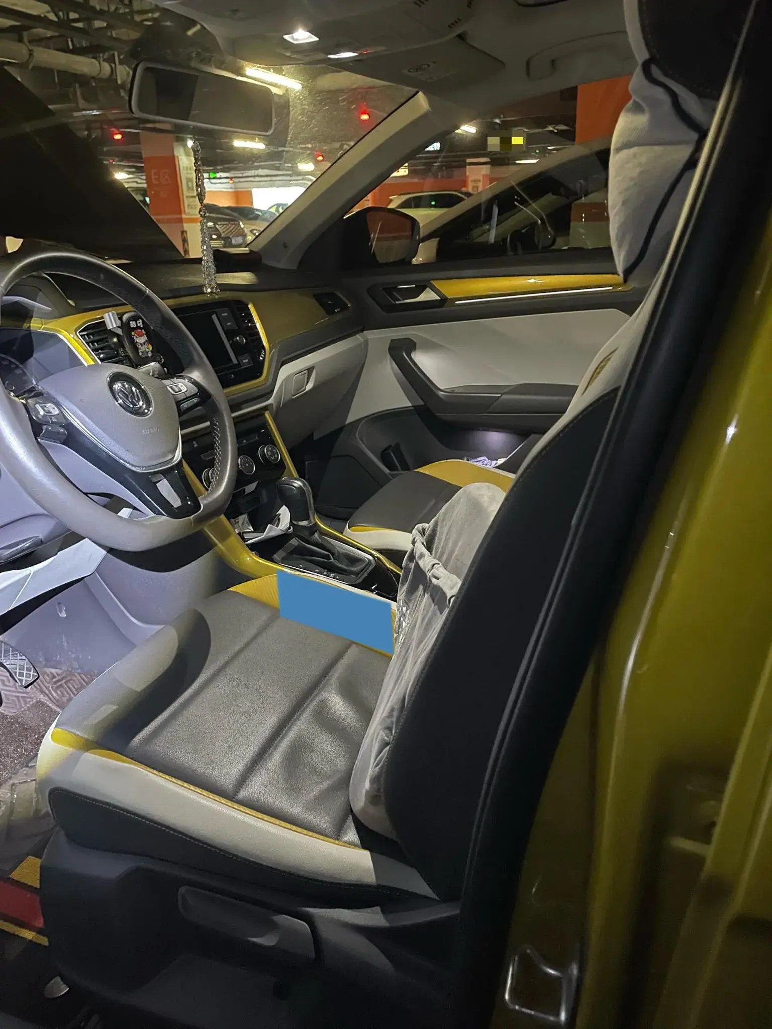 2018 VOLKSWAGEN T-ROC thumbnail 4