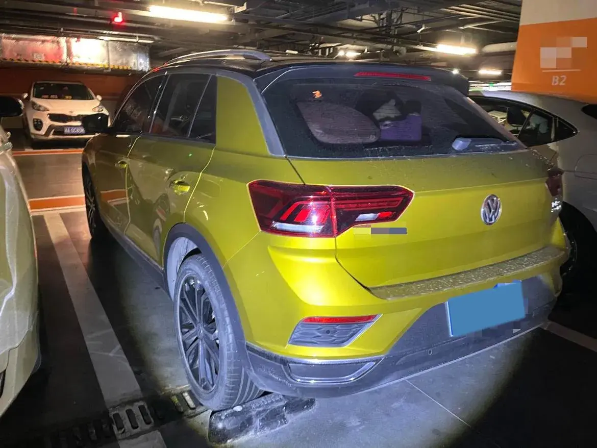 2018 VOLKSWAGEN T-ROC thumbnail 3