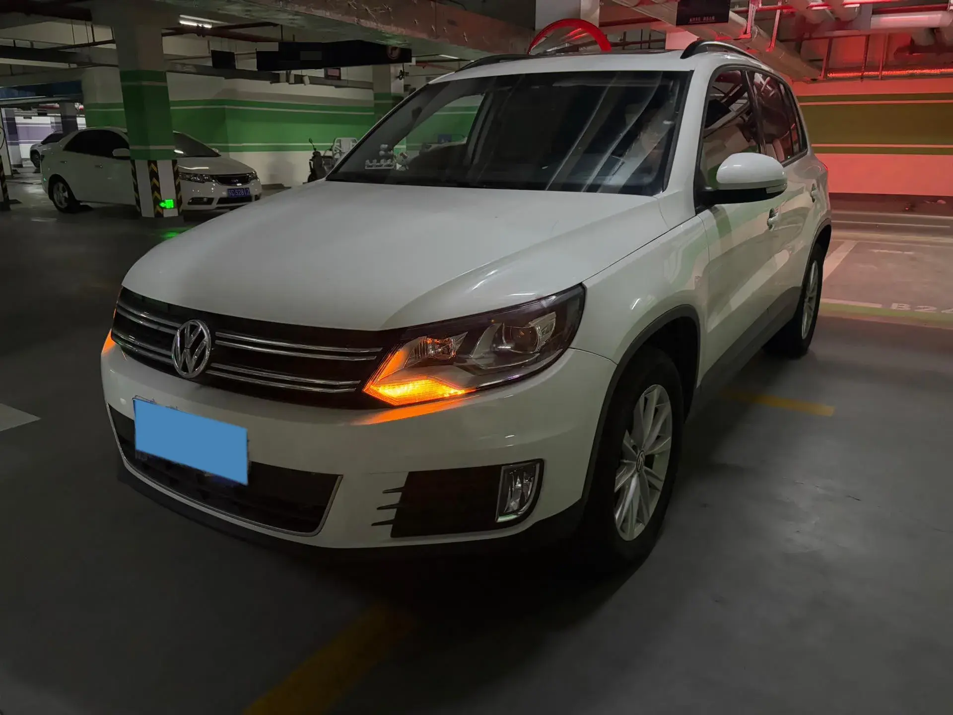 2017 VOLKSWAGEN TIGUAN view 1
