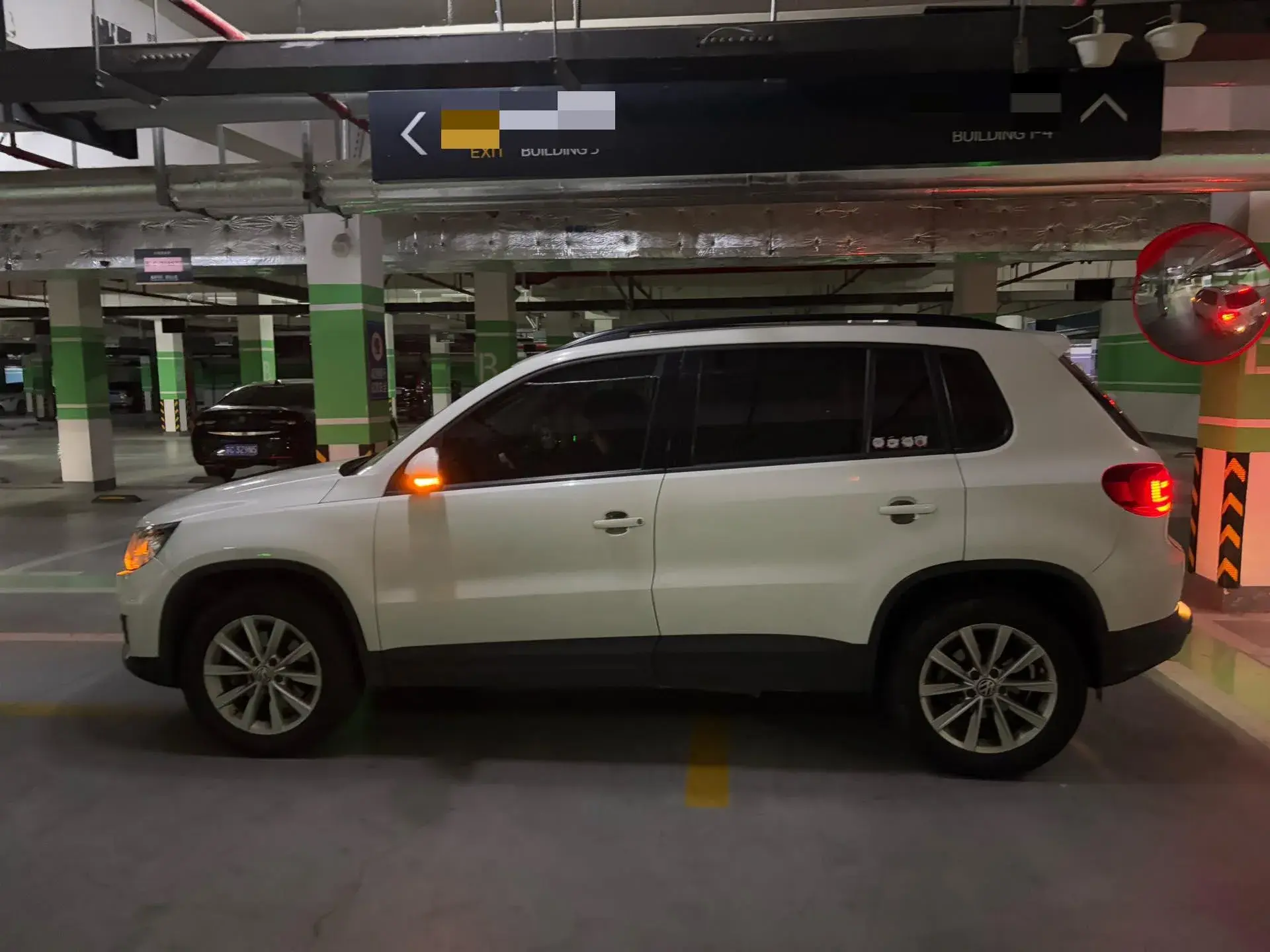 2017 VOLKSWAGEN TIGUAN thumbnail 3