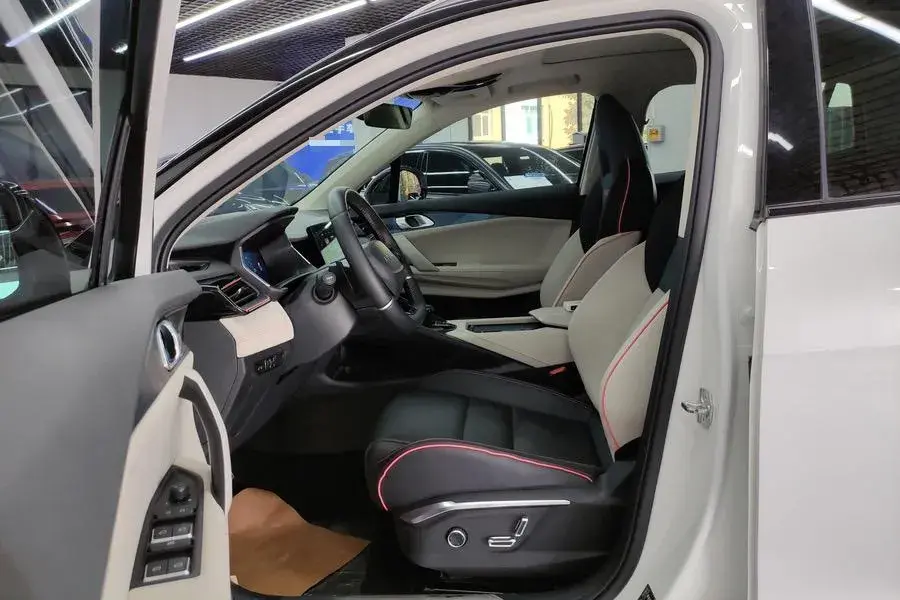 2020 LYNK&CO 06 thumbnail 4