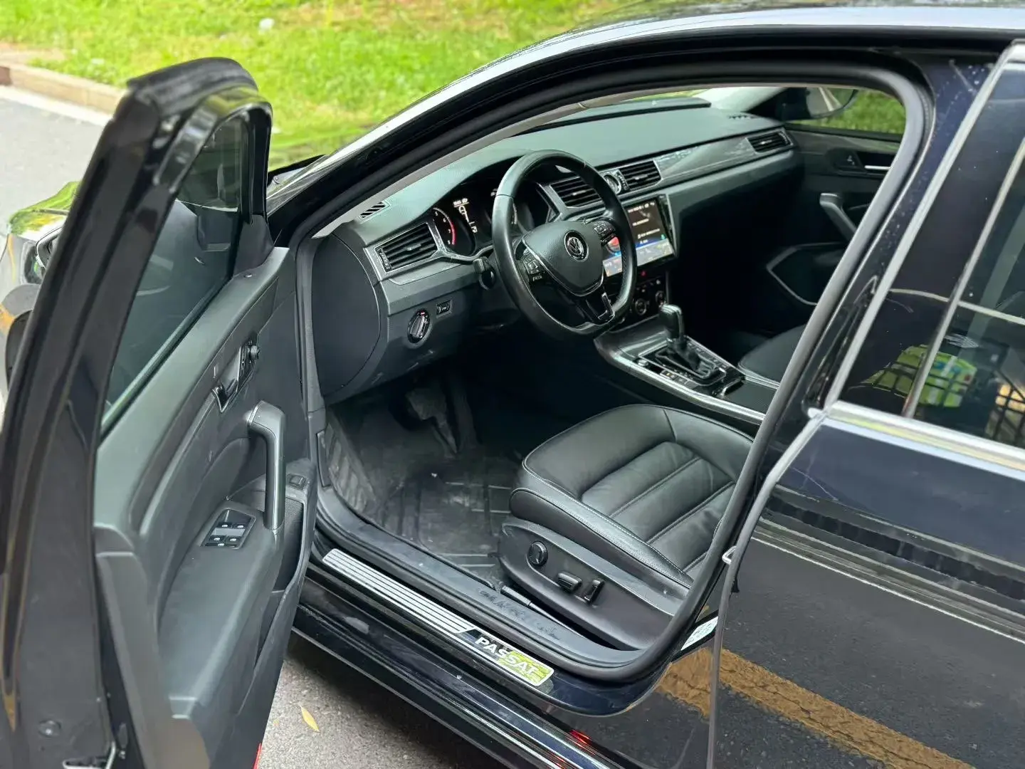 2017 VOLKSWAGEN PASSAT thumbnail 4