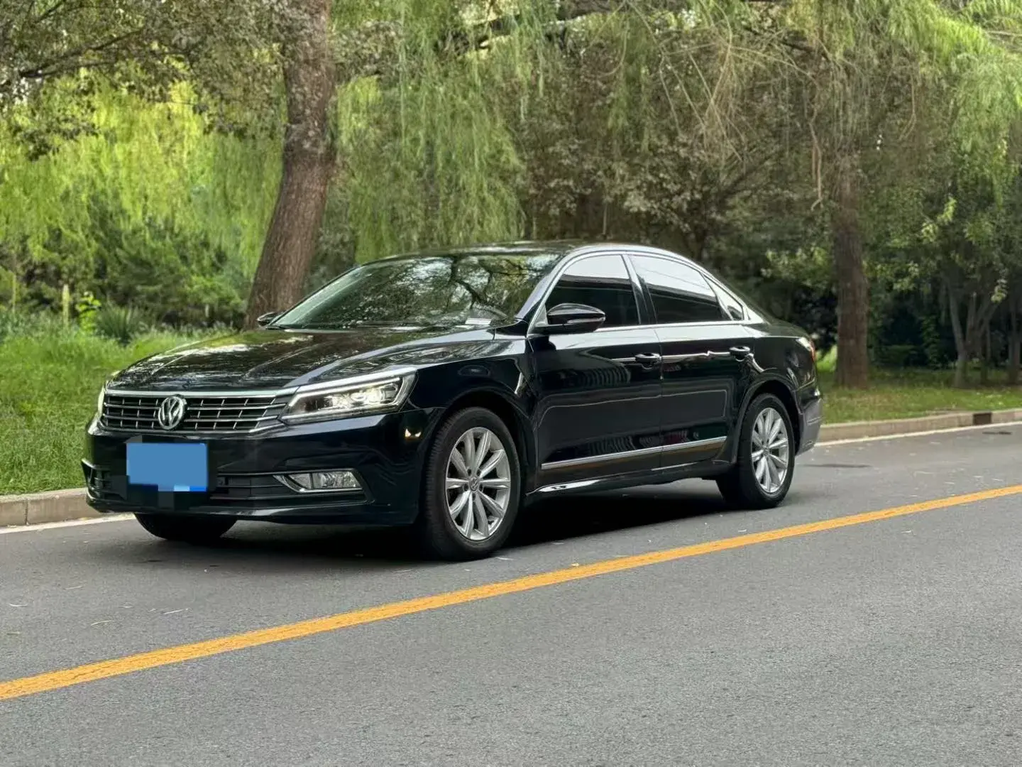2017 VOLKSWAGEN PASSAT view 1