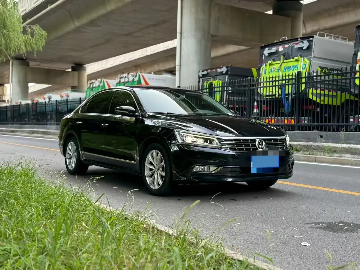 2017 VOLKSWAGEN PASSAT thumbnail 3