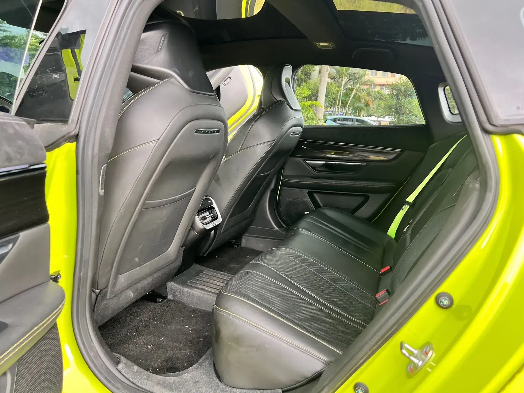 2021 XPENG P7 thumbnail 4