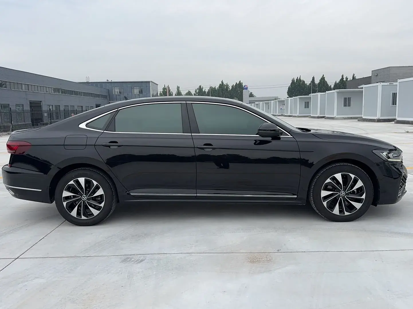 2022 VOLKSWAGEN PASSAT thumbnail 3