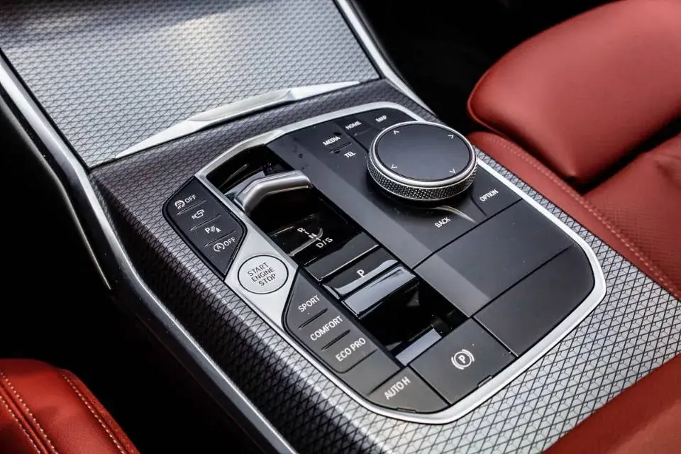 2025 BMW 3 thumbnail 4