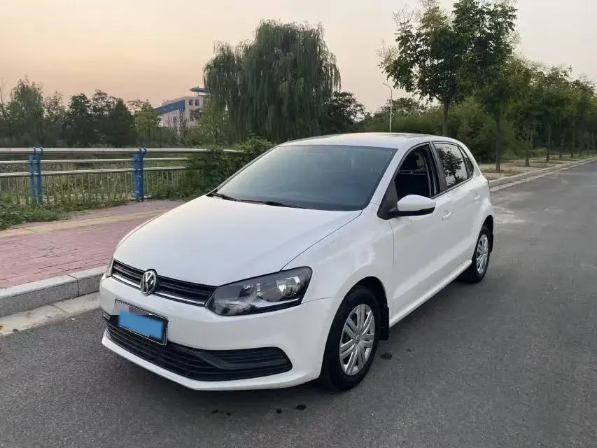 2016 VOLKSWAGEN POLO view 1