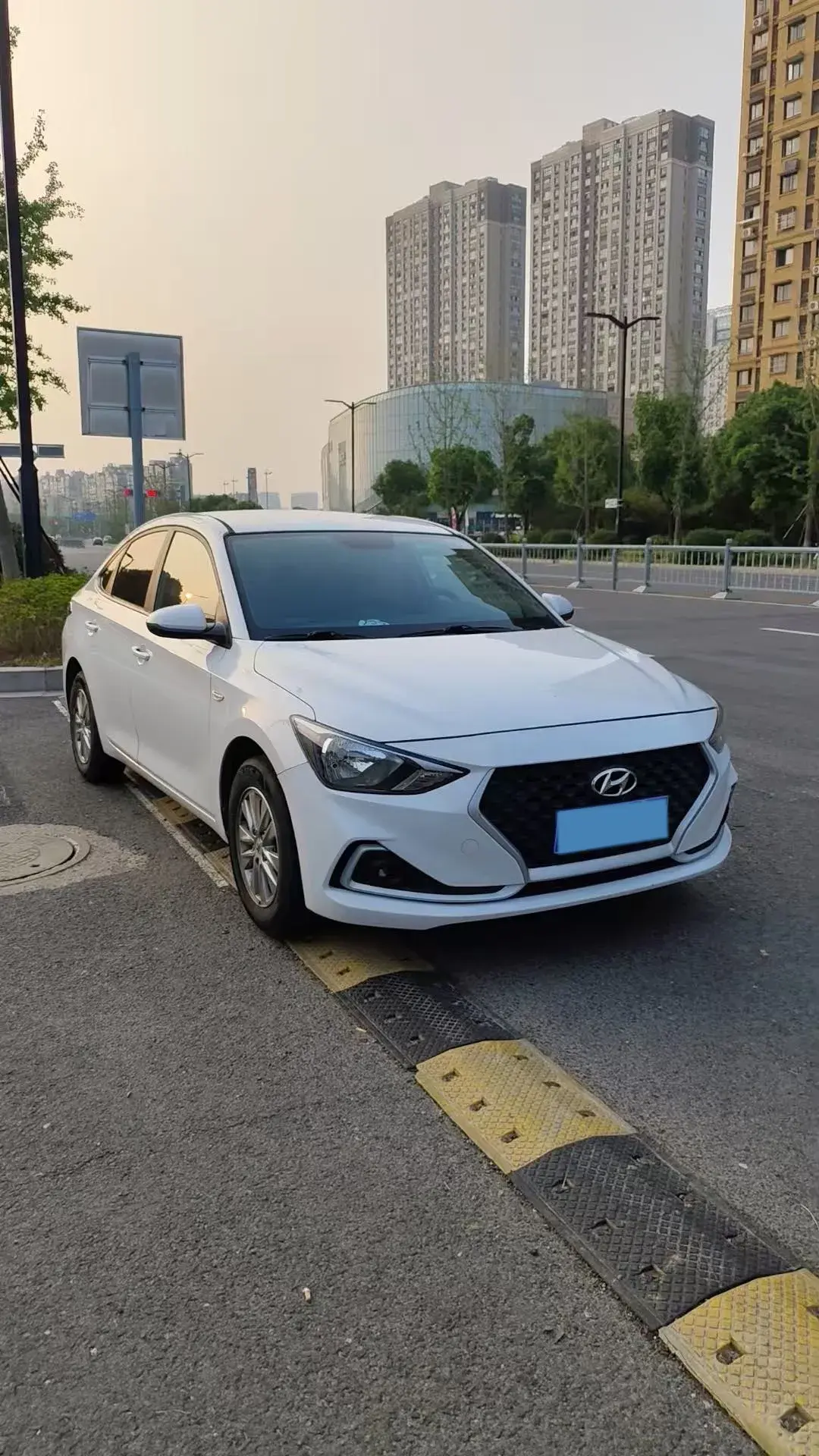 2017 HYUNDAI CELESTA thumbnail 2