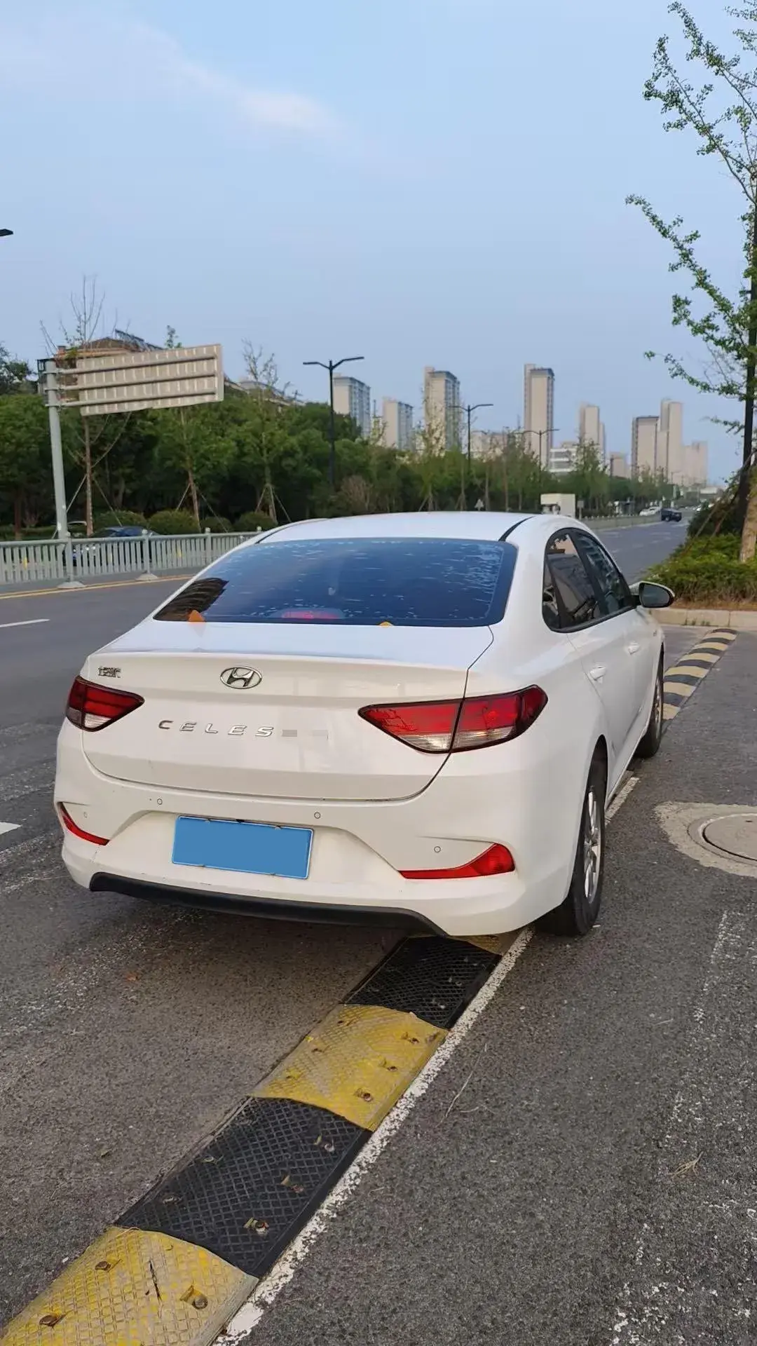 2017 HYUNDAI CELESTA thumbnail 3