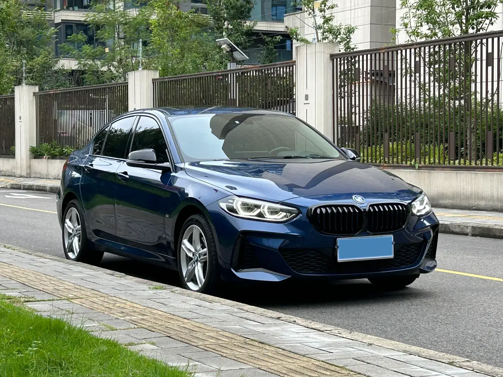 2021 BMW 1 thumbnail 3