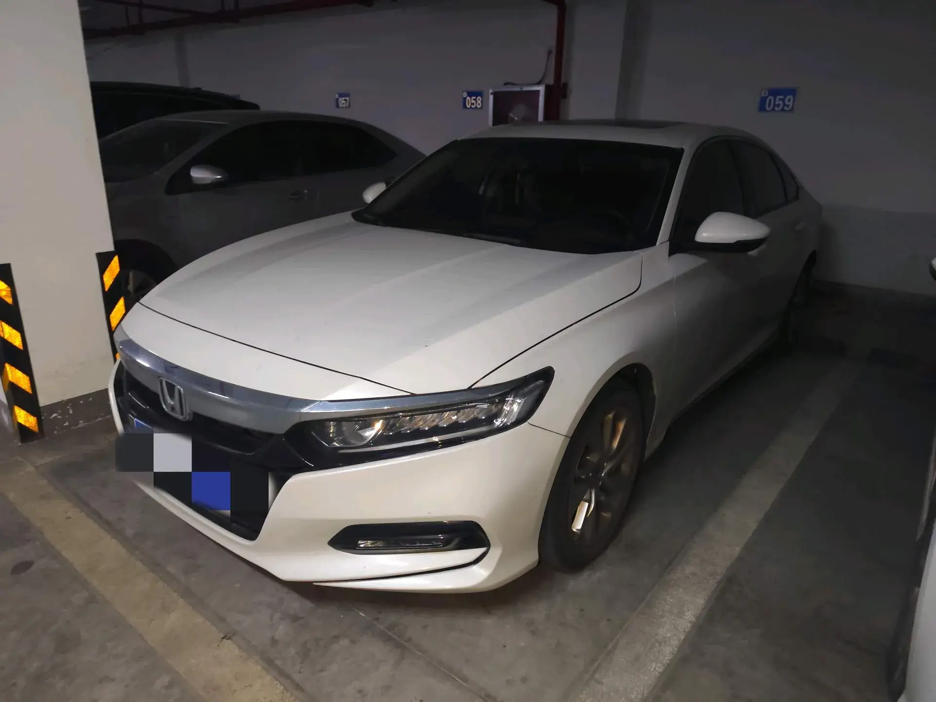 2018 HONDA ACCORD view 1