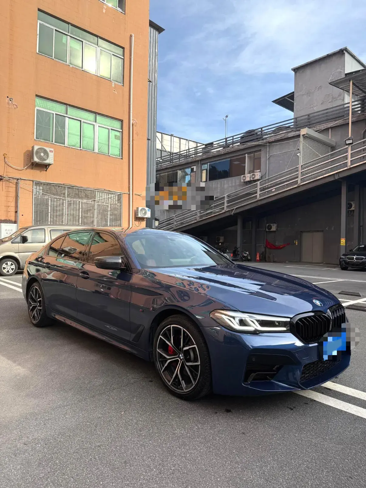 2021 BMW 5 thumbnail 3