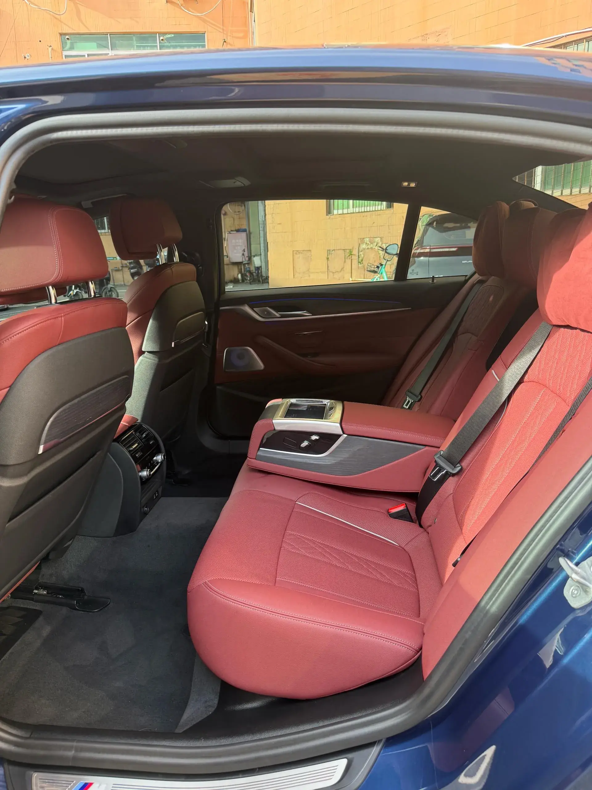 2021 BMW 5 thumbnail 4