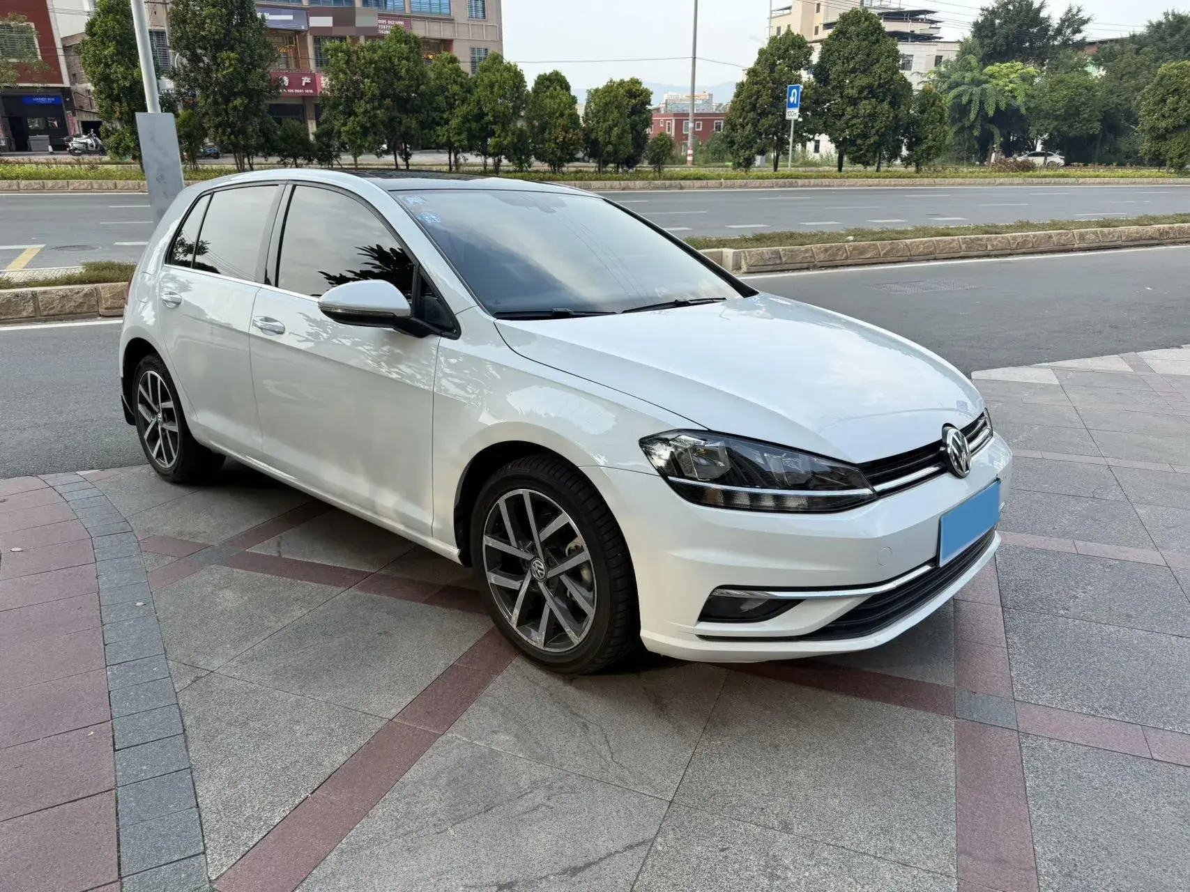 2019 VOLKSWAGEN GOLF thumbnail 3