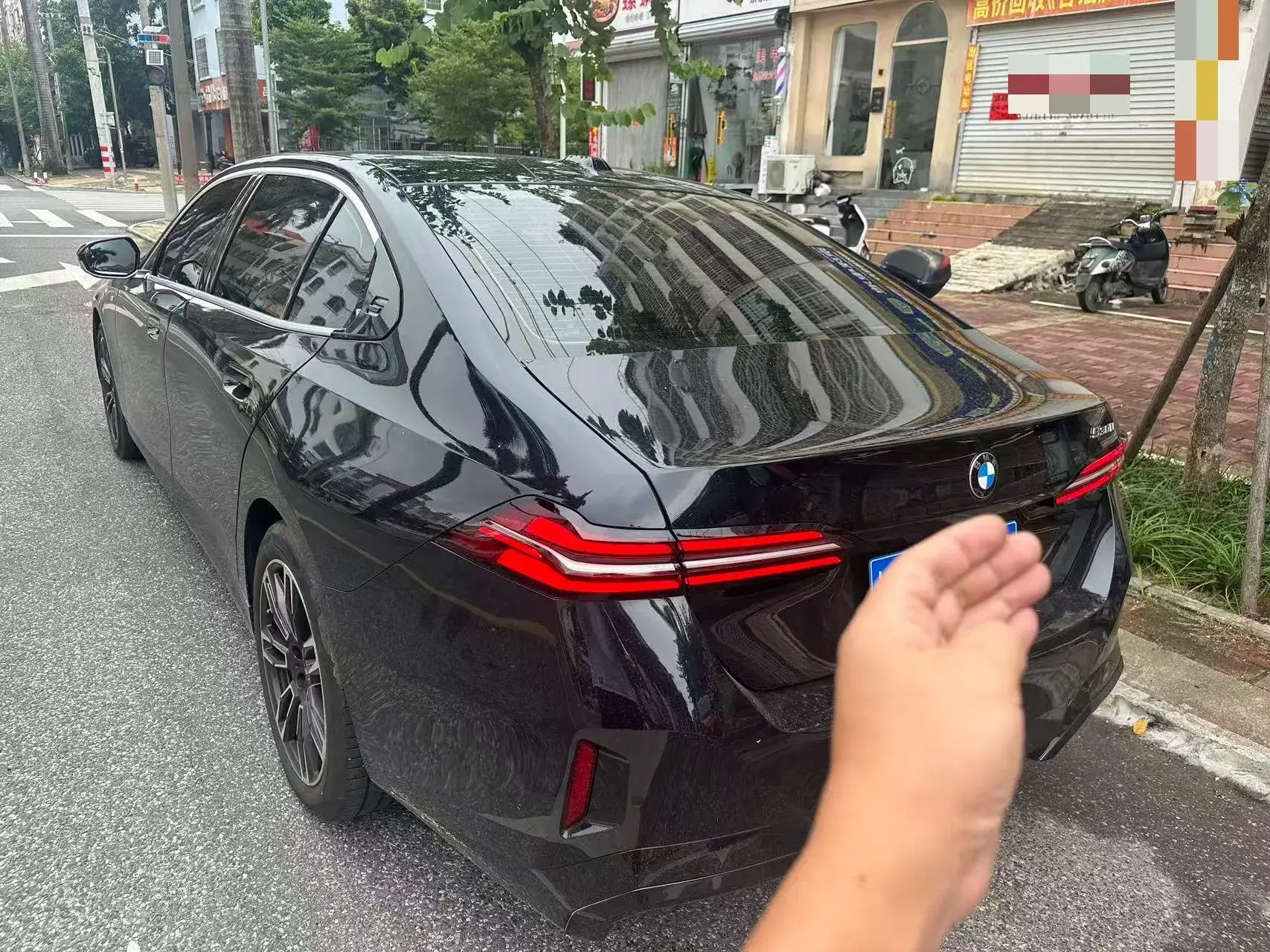 2024 BMW 5 thumbnail 4