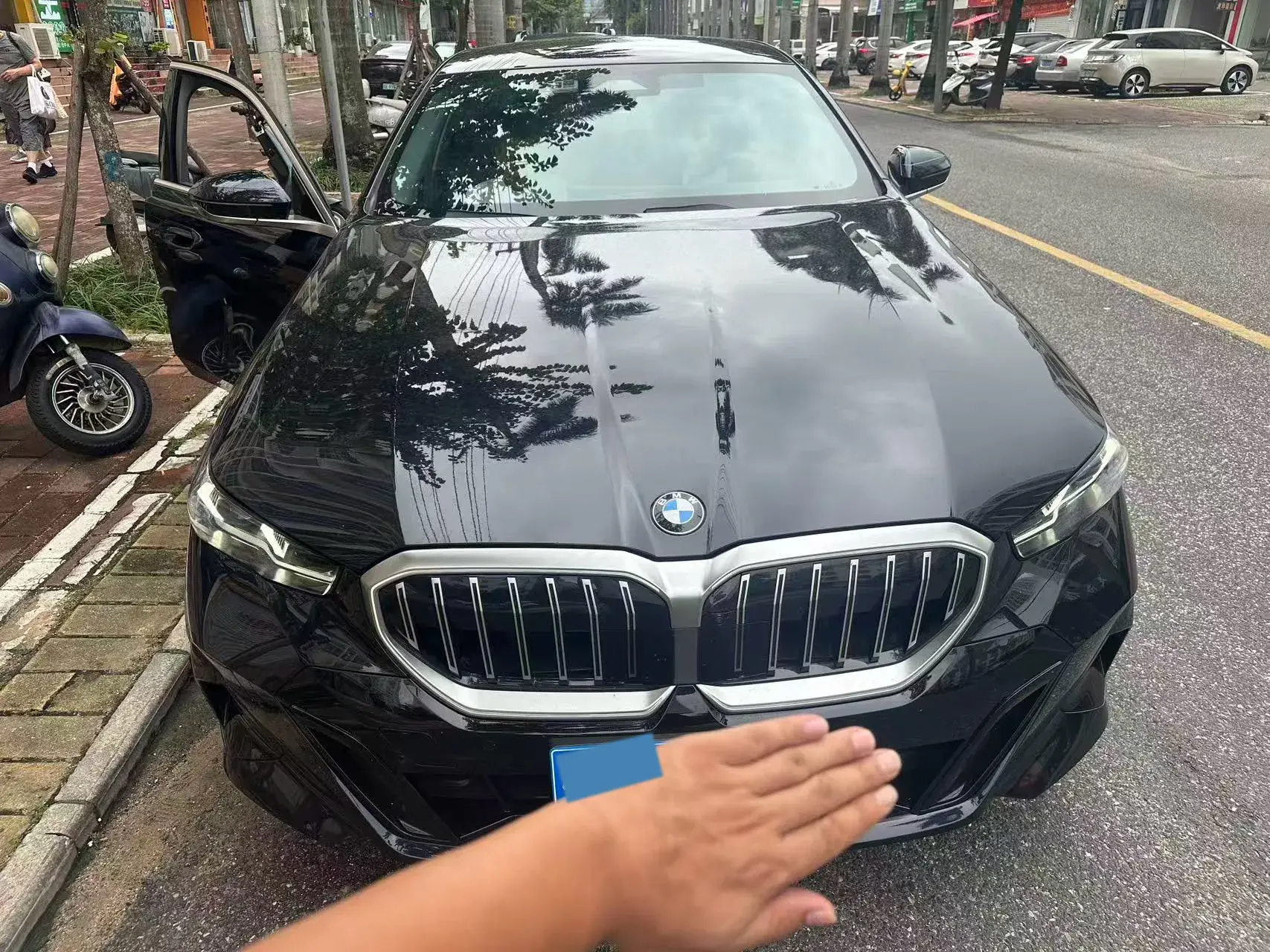 2024 BMW 5 thumbnail 2