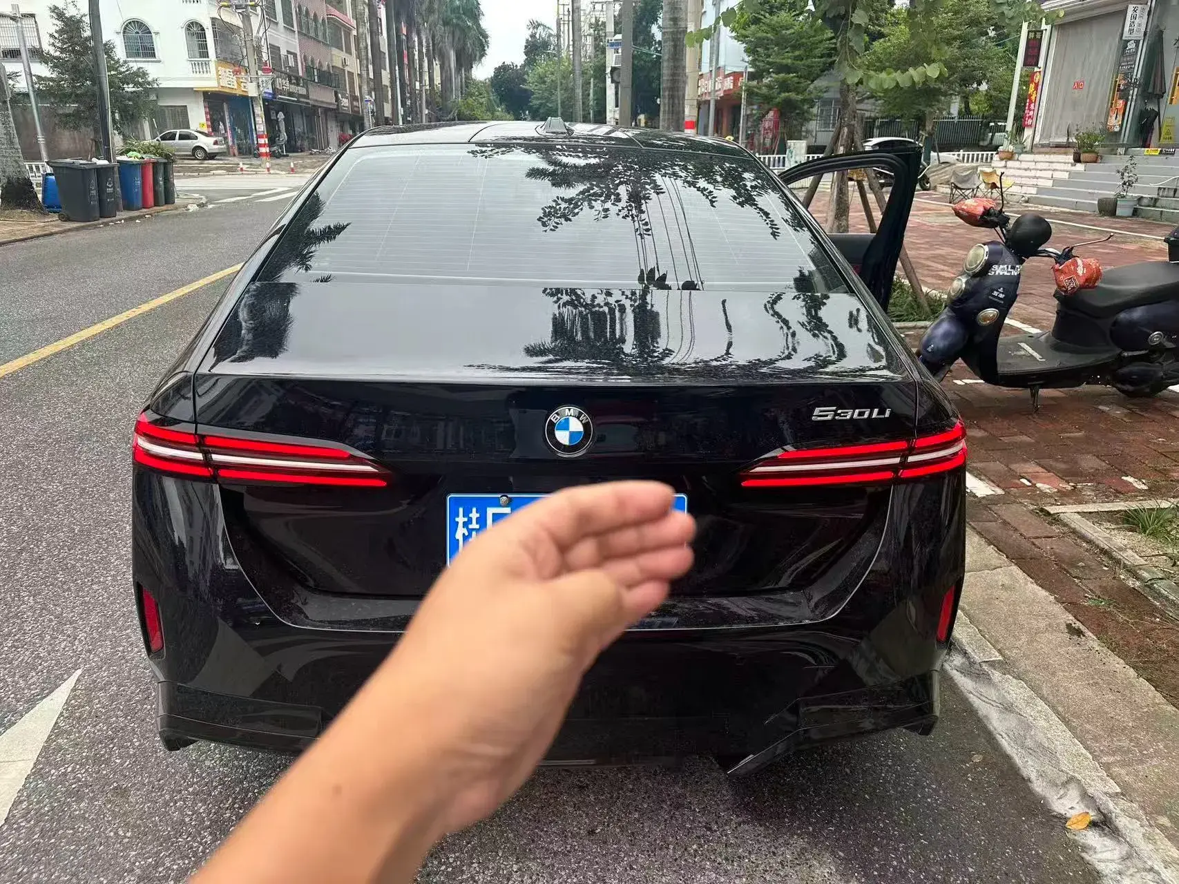 2024 BMW 5 thumbnail 3