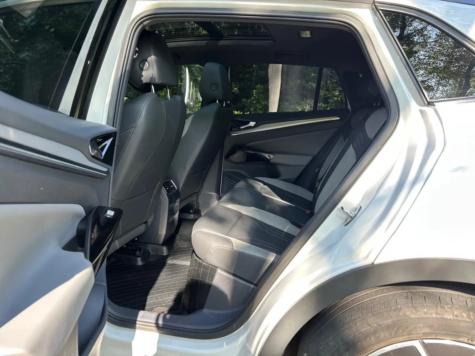 2021 VOLKSWAGEN ID.4 thumbnail 4