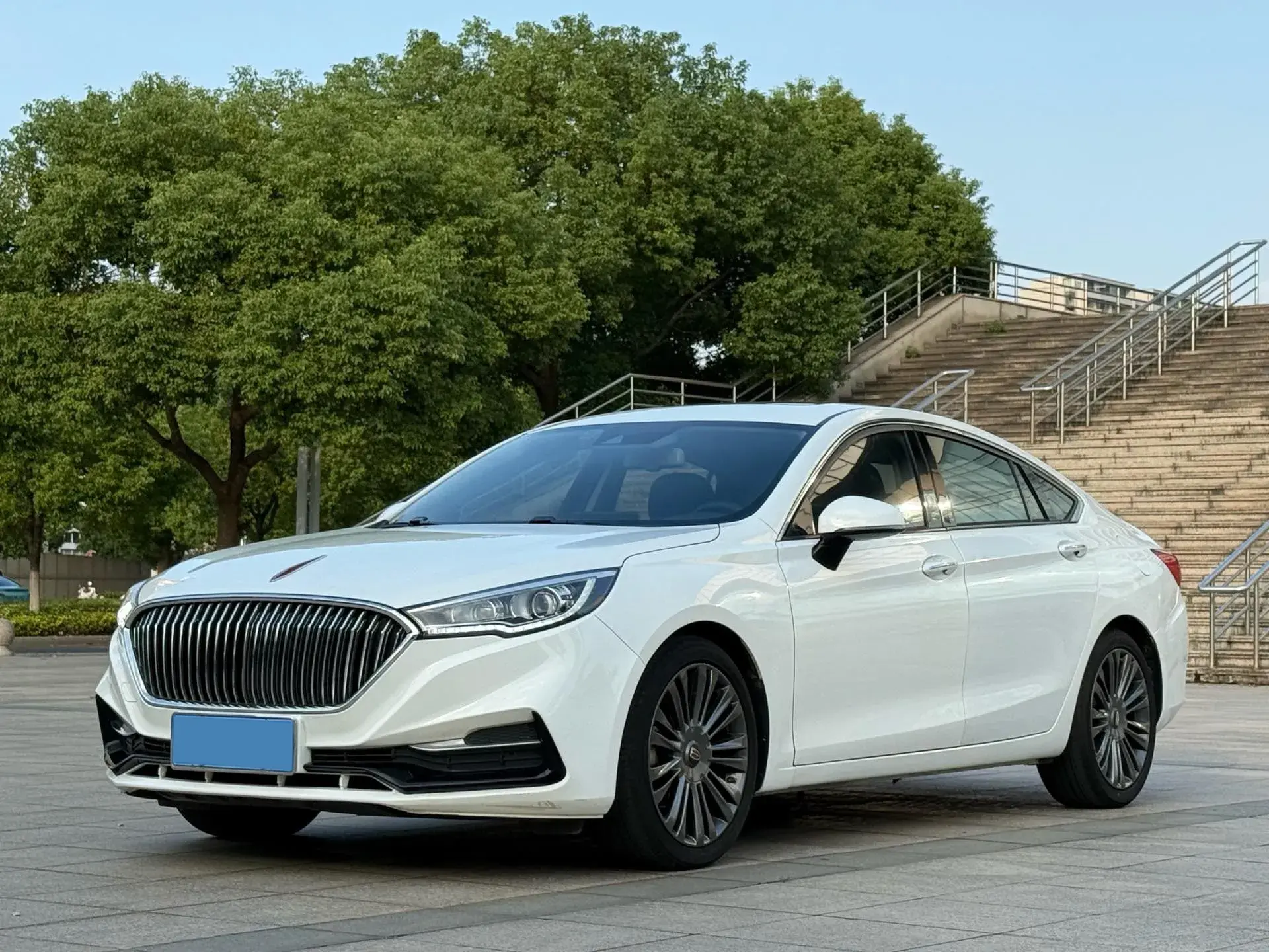 2019 HONGQI H5 view 1