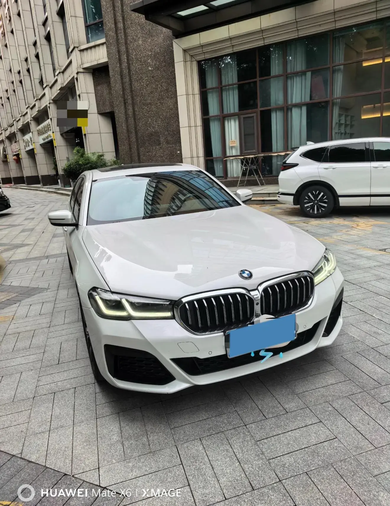 2022 BMW 5 thumbnail 2