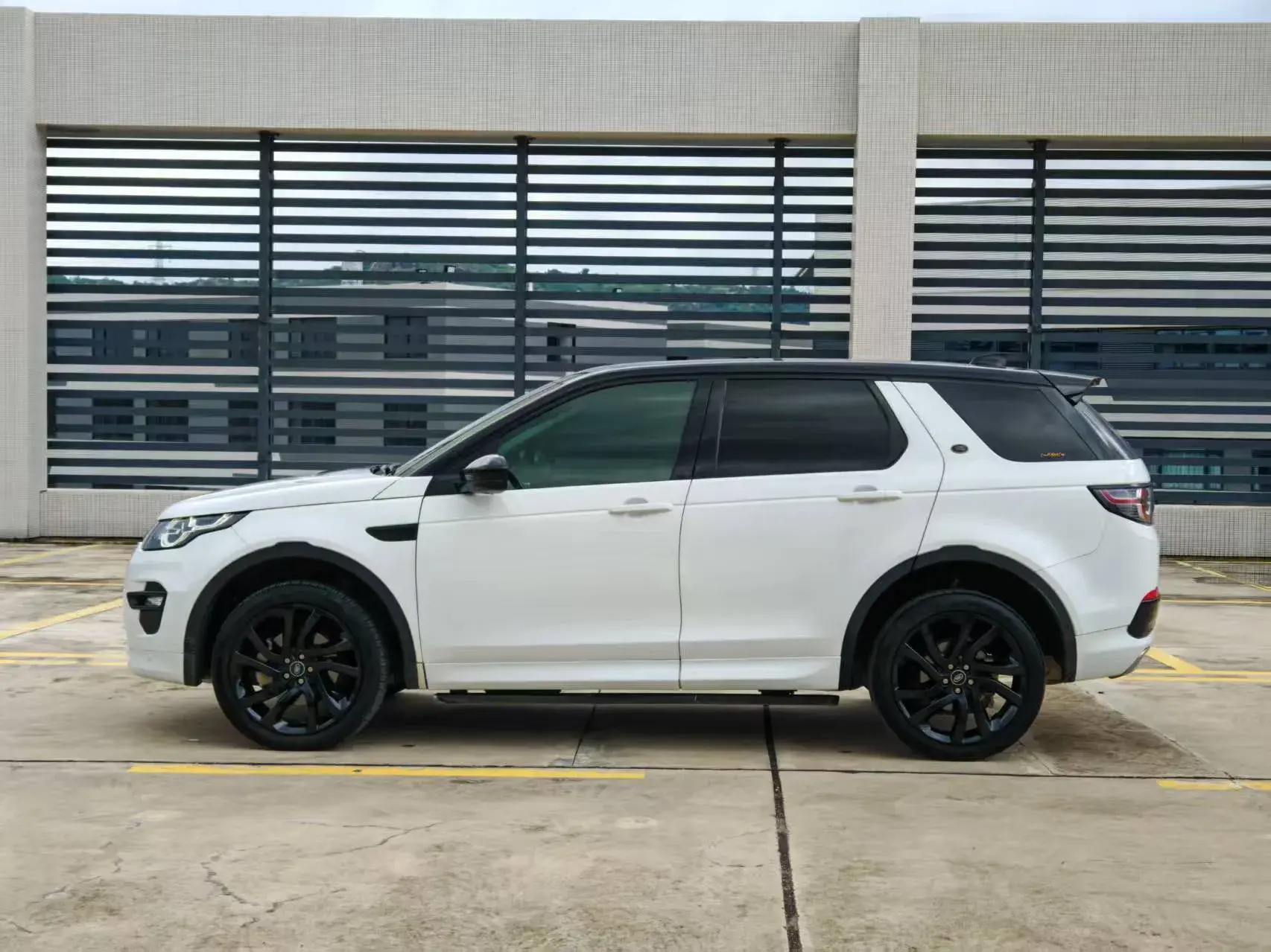 2019 LAND ROVER thumbnail 4