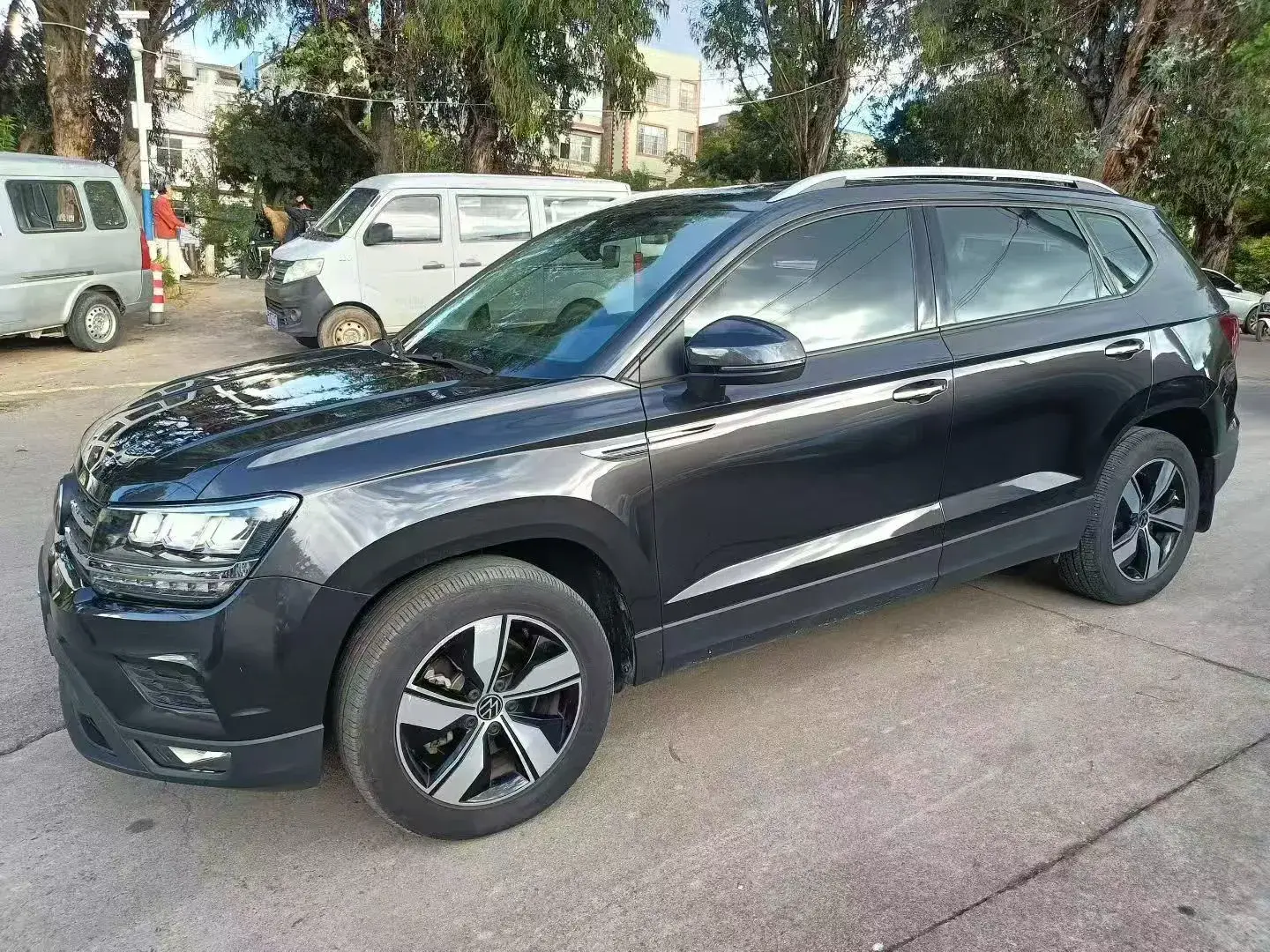 2022 VOLKSWAGEN THARU view 1