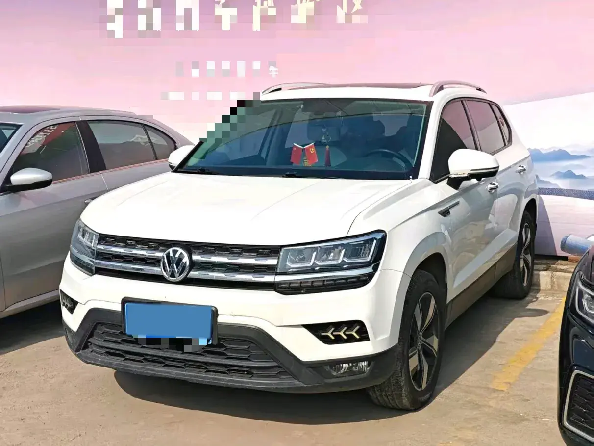 2021 VOLKSWAGEN THARU view 1