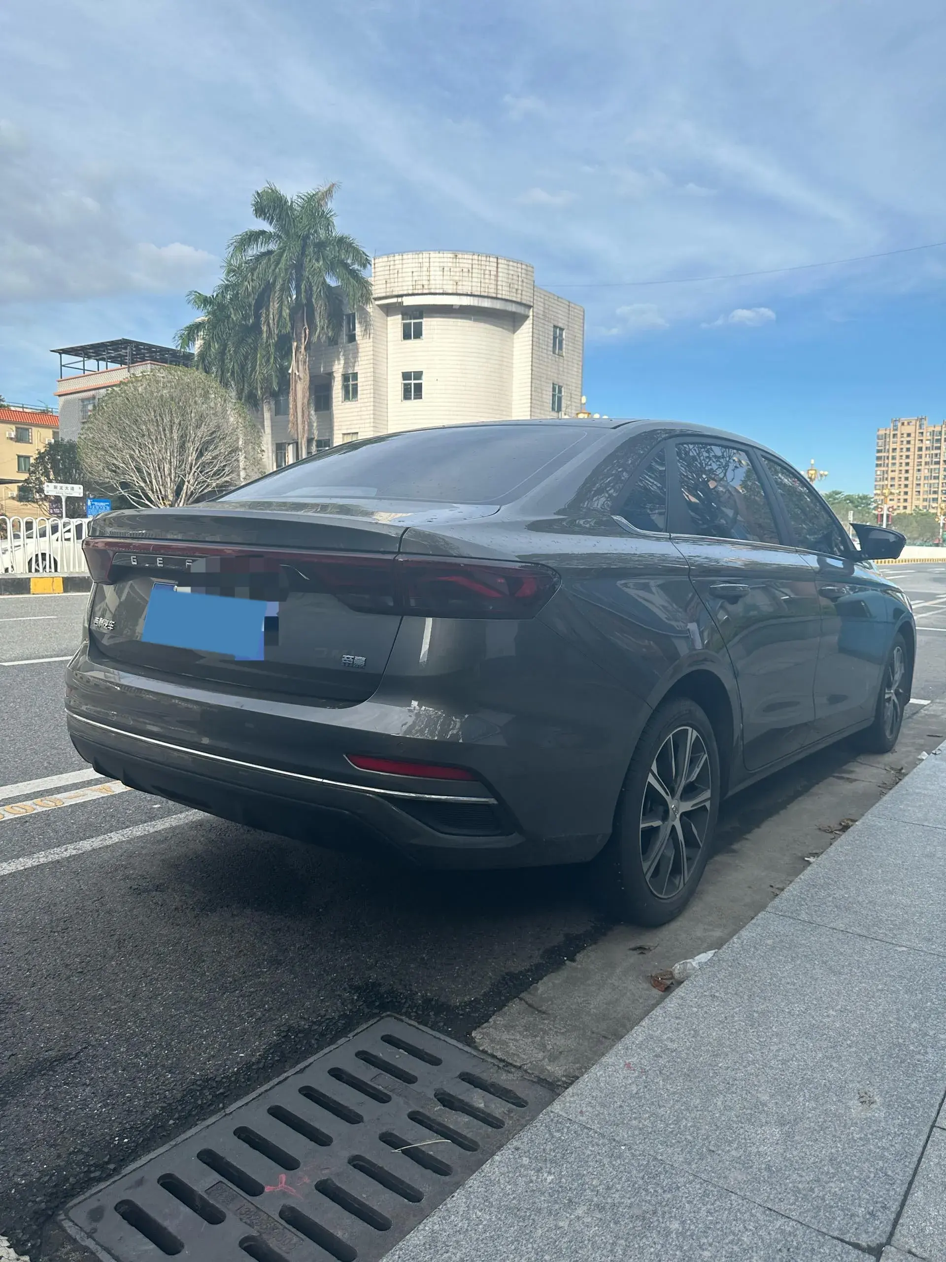 2022 GEELY EMGRAND thumbnail 2