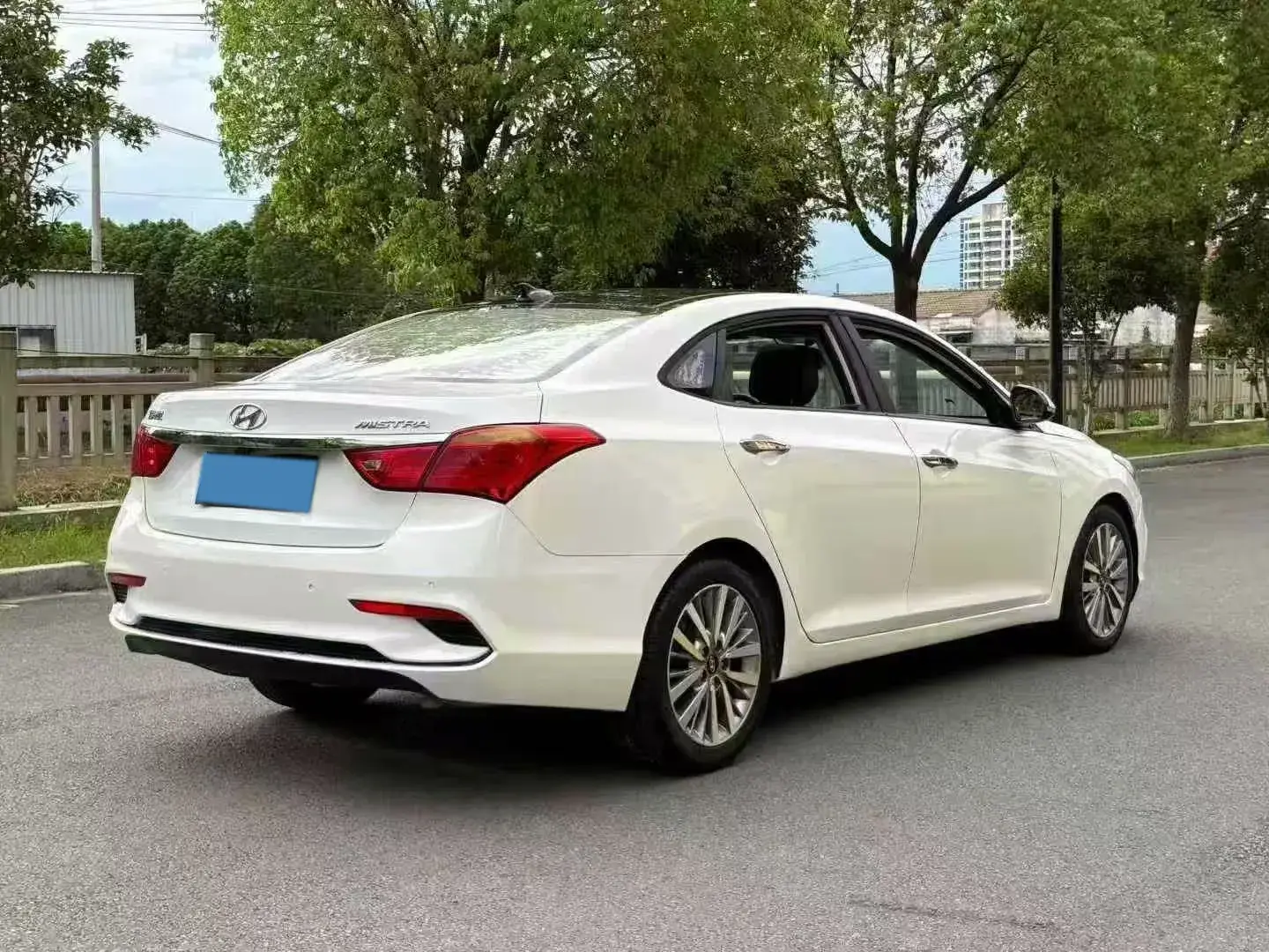 2017 HYUNDAI MISTRA thumbnail 3