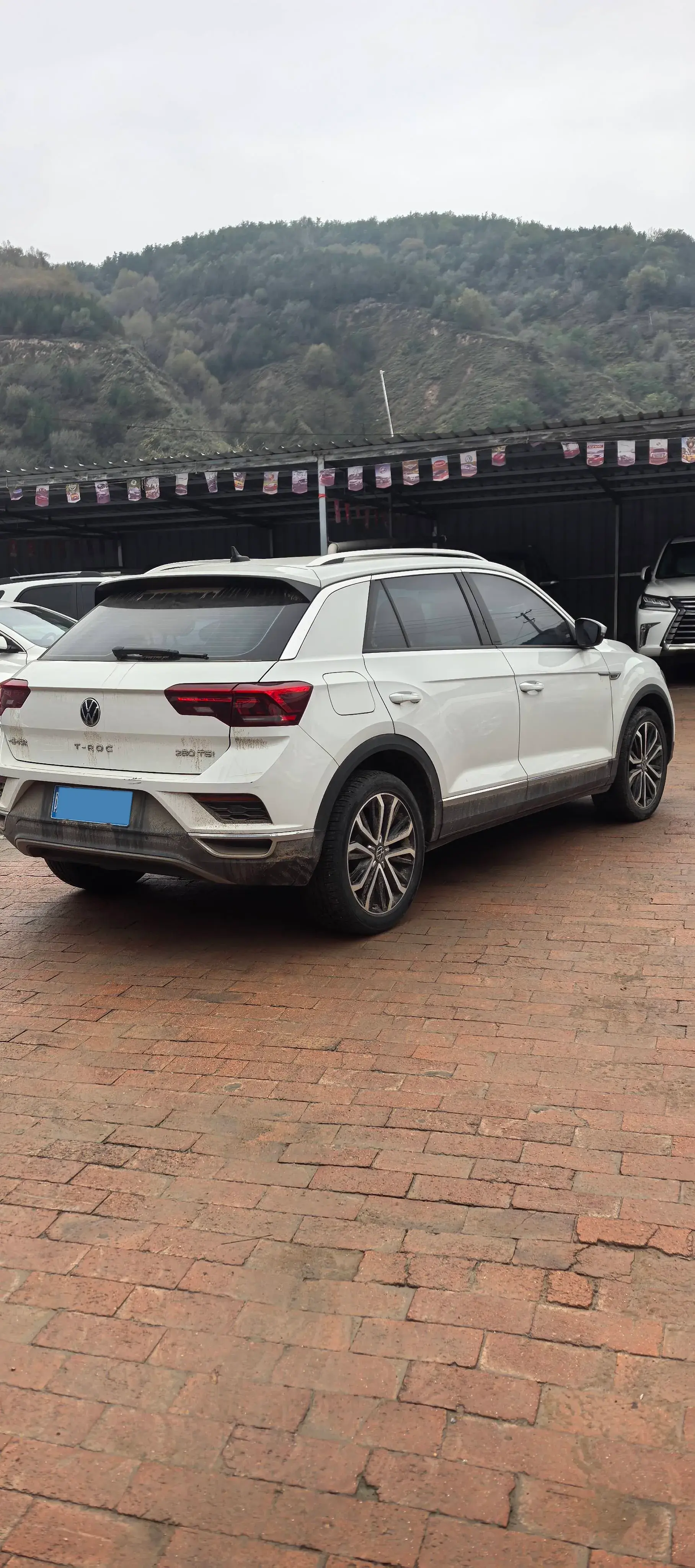 2021 VOLKSWAGEN T-ROC thumbnail 4