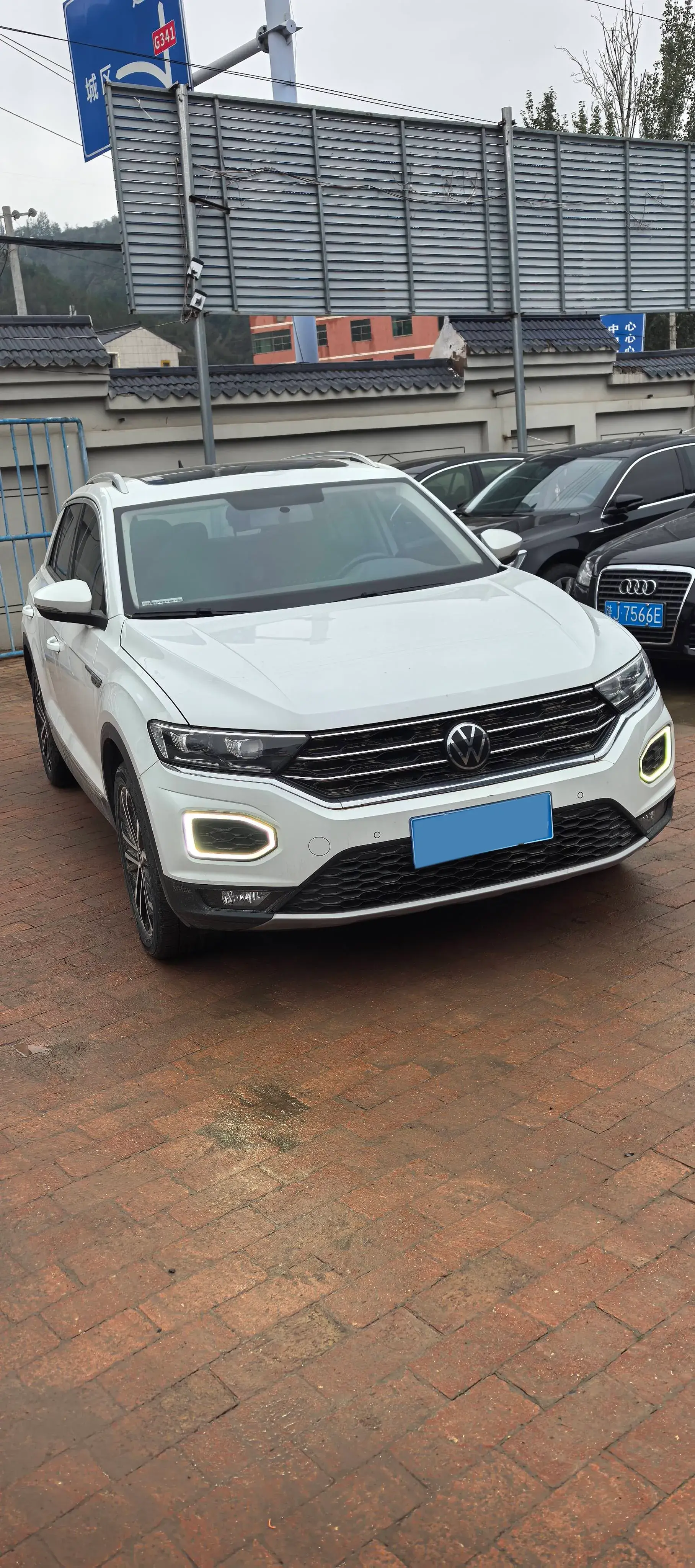 2021 VOLKSWAGEN T-ROC thumbnail 3