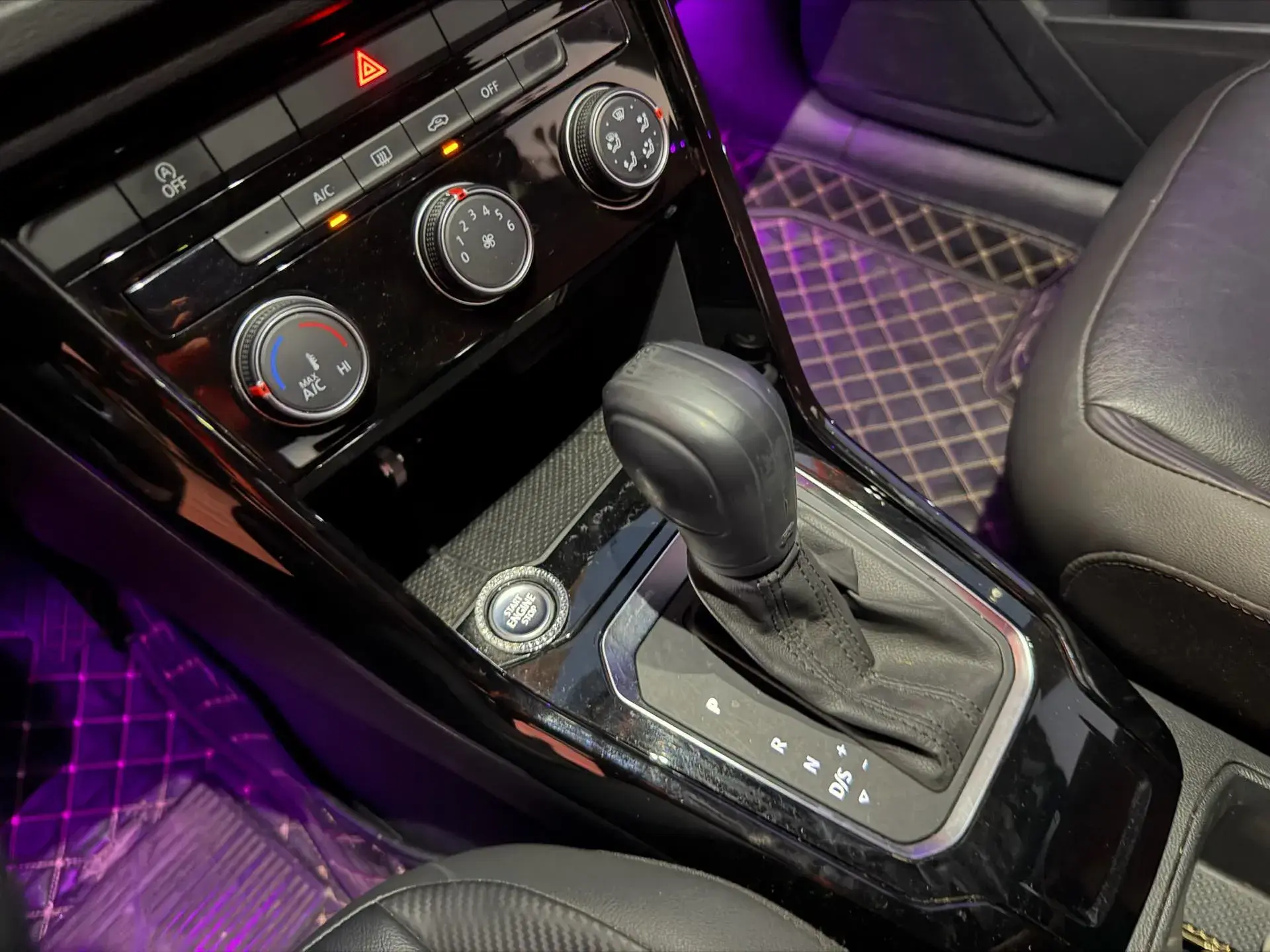 2020 VOLKSWAGEN T-ROC thumbnail 4