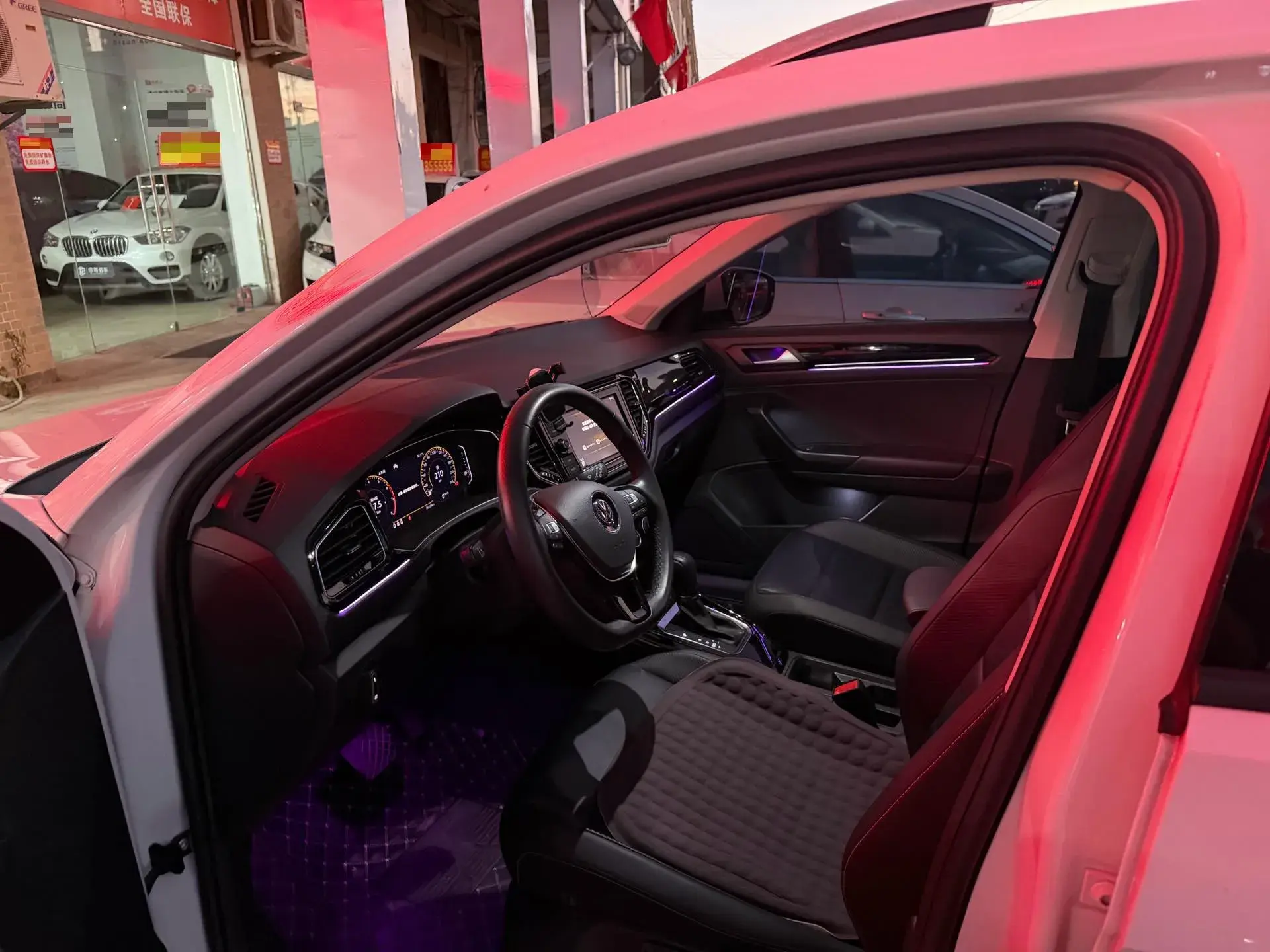 2020 VOLKSWAGEN T-ROC thumbnail 2