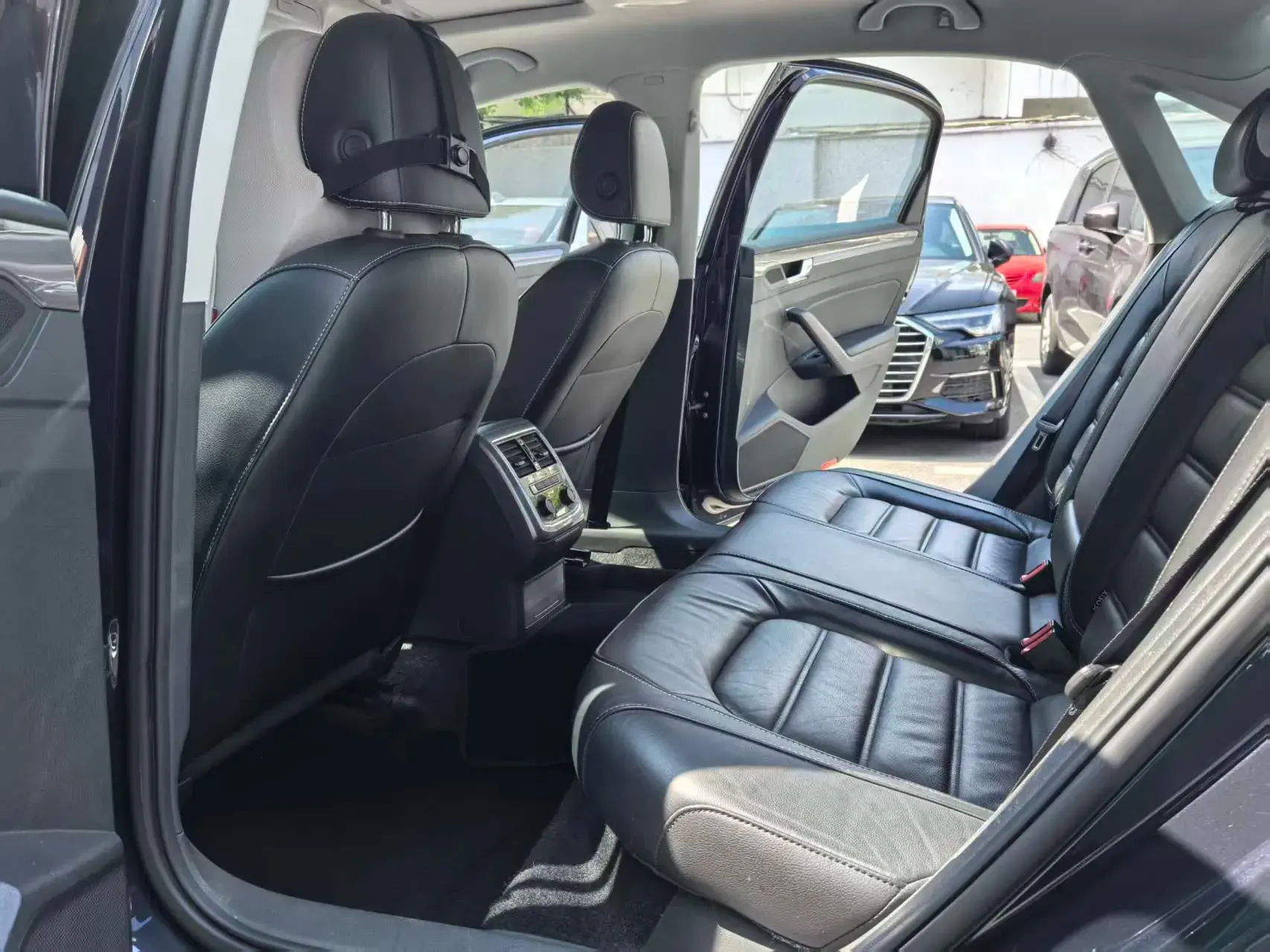 2017 VOLKSWAGEN PASSAT thumbnail 4