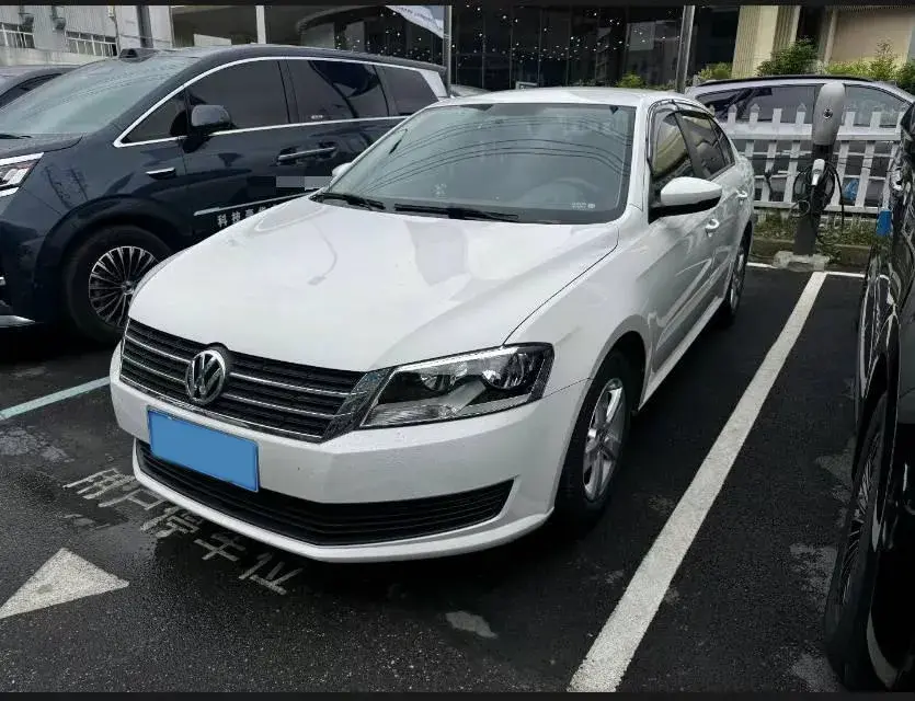 2013 VOLKSWAGEN LAVIDA view 1