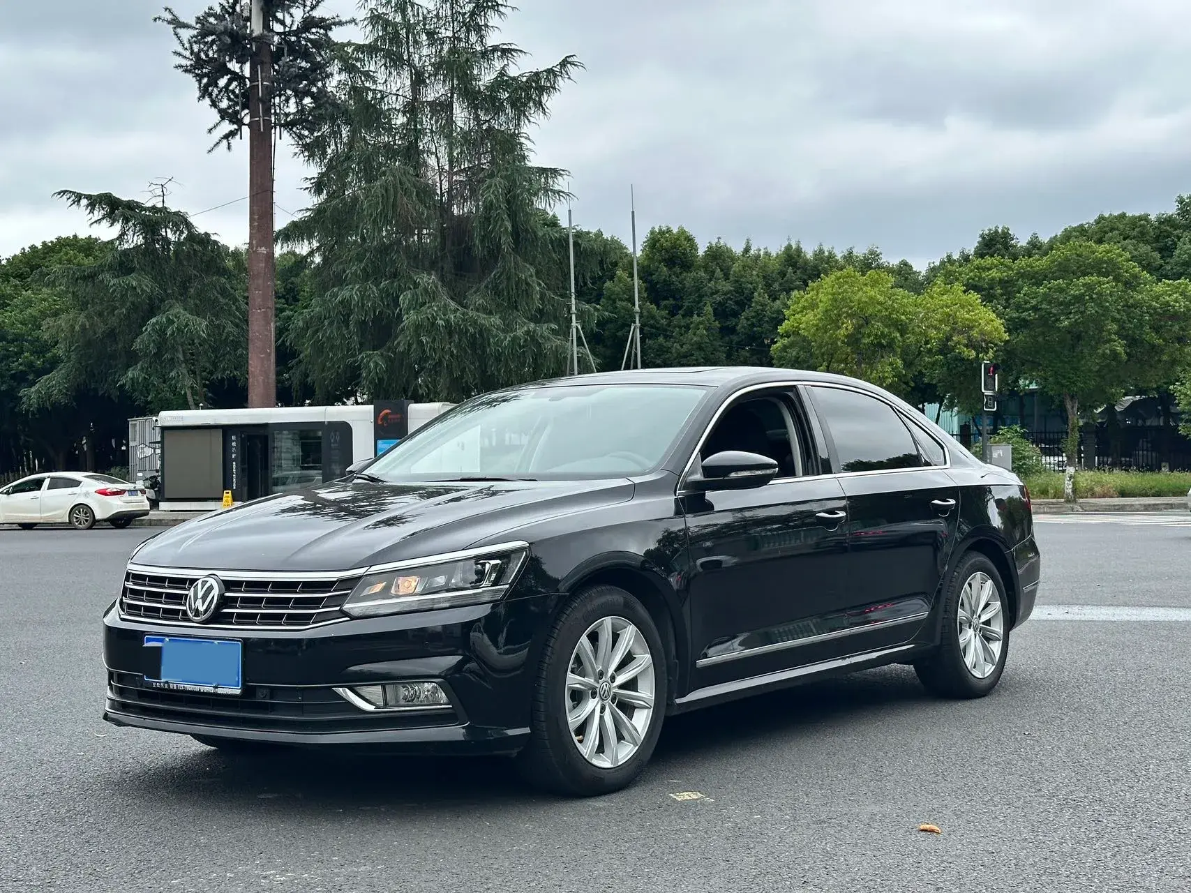 2017 VOLKSWAGEN PASSAT view 1