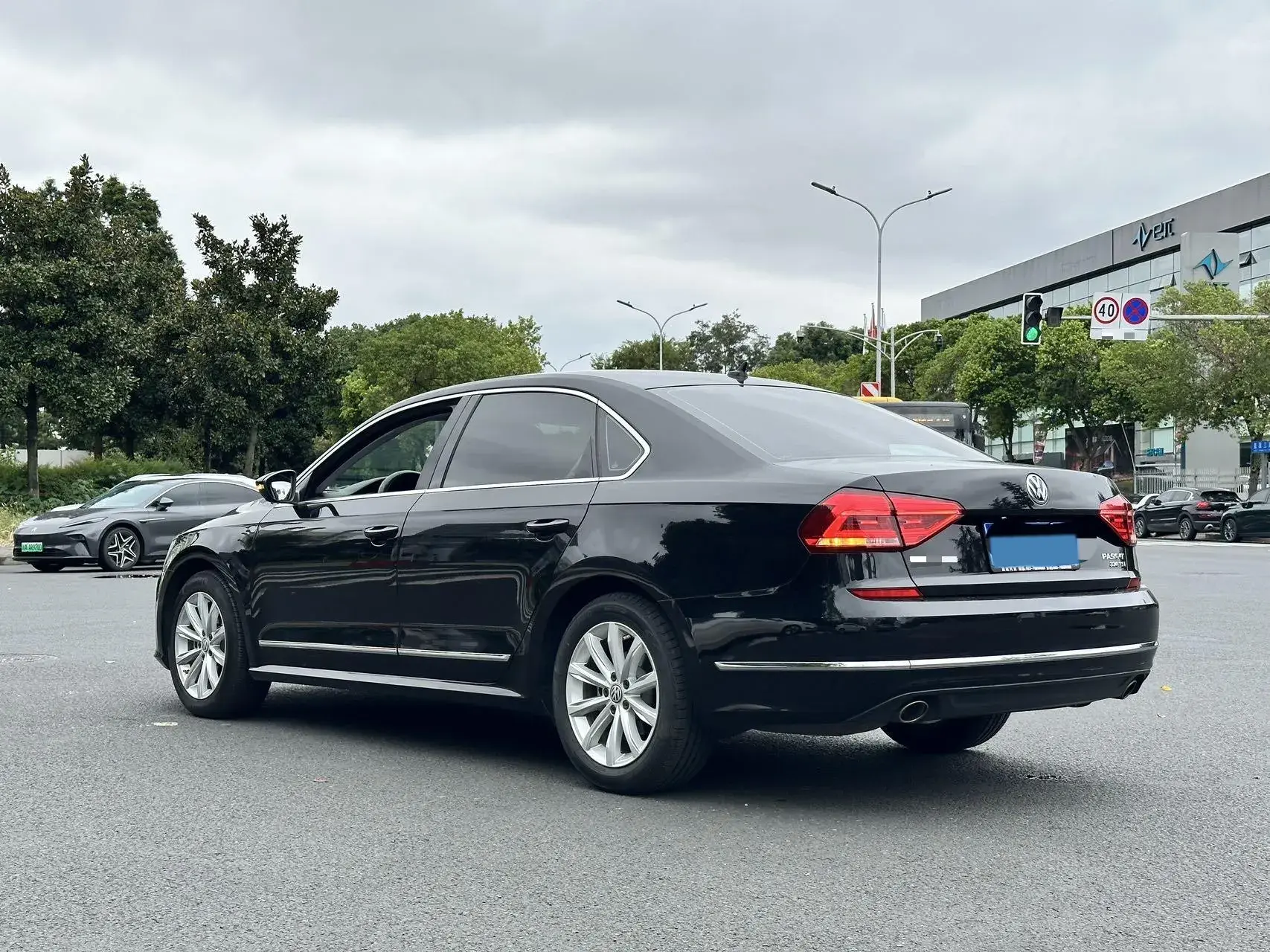 2017 VOLKSWAGEN PASSAT thumbnail 4